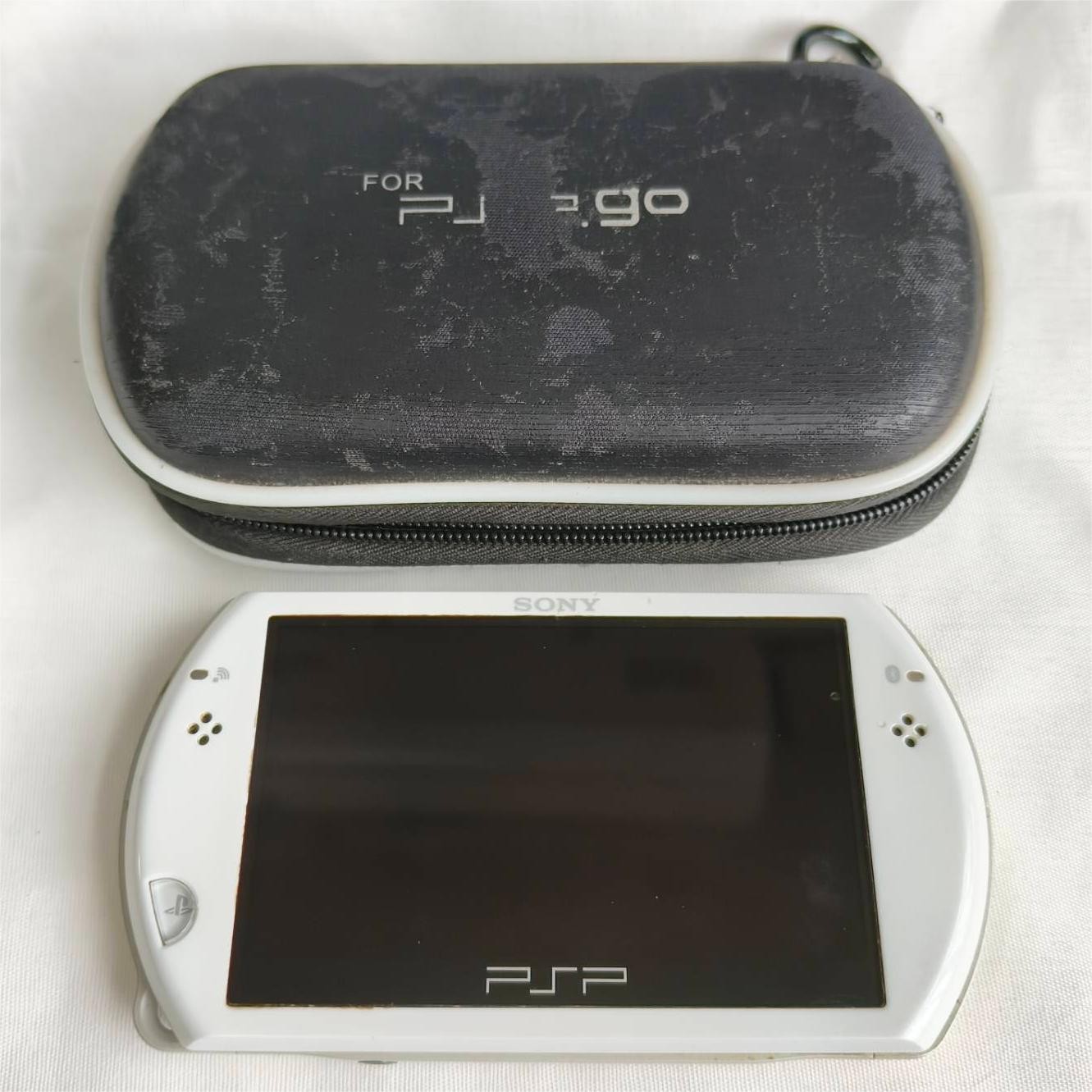 Sony PSP GO console White with Charger PSP-N1001 with bag