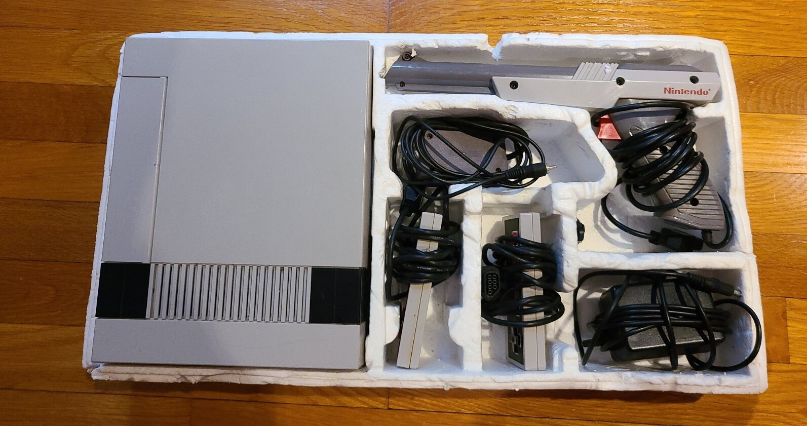 Nintendo Entertainment System Action Set NES Console (Works Well)Complete in Box