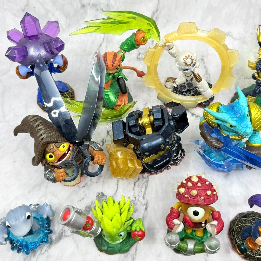 Skylanders Lot 26 Figures Crystals + 2 Cases Trap Team Trap Masters Tested READ