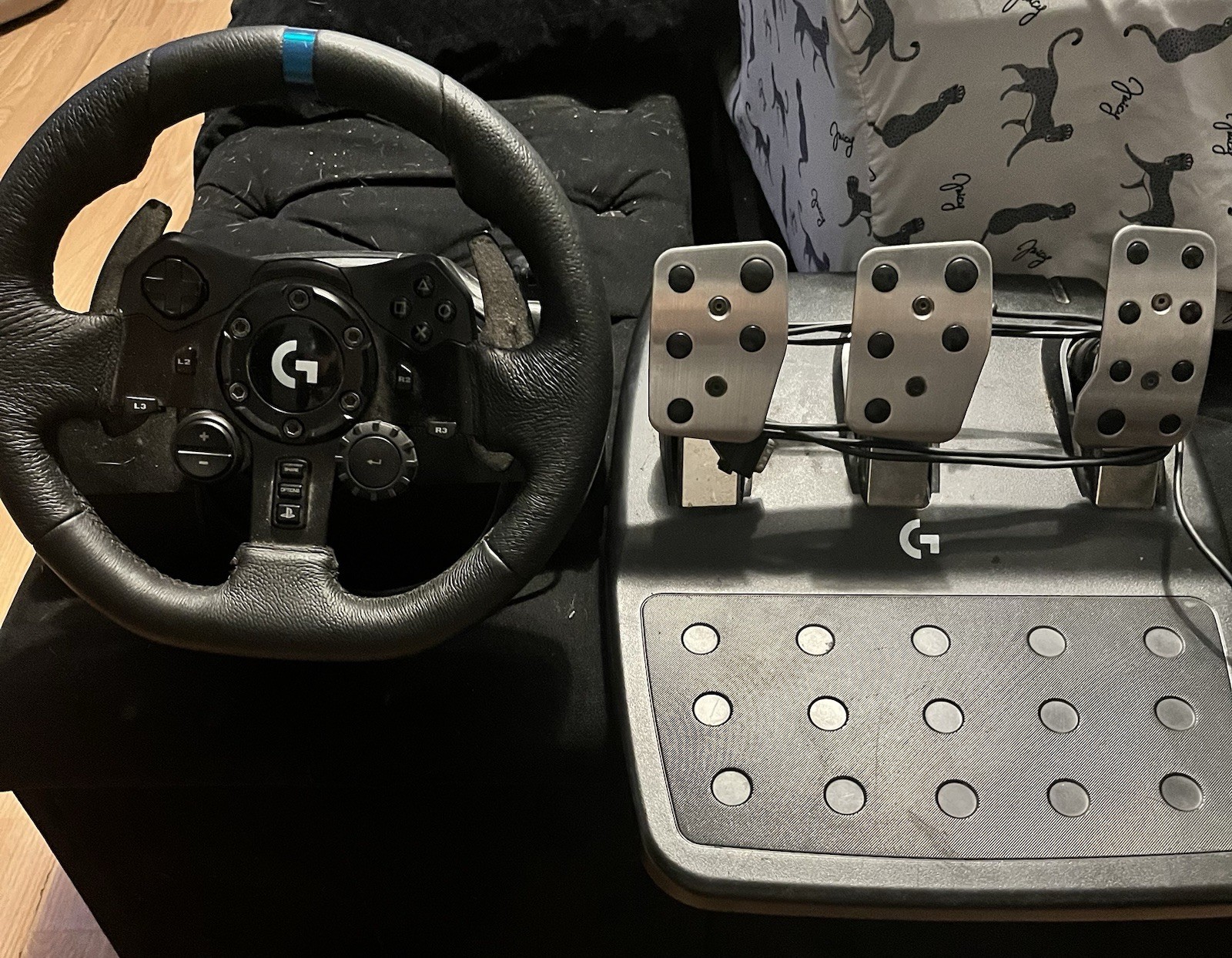 Logitech G923 Racing Wheel and Pedals, TRUEFORCE up to 1000 Hz Force Feedback