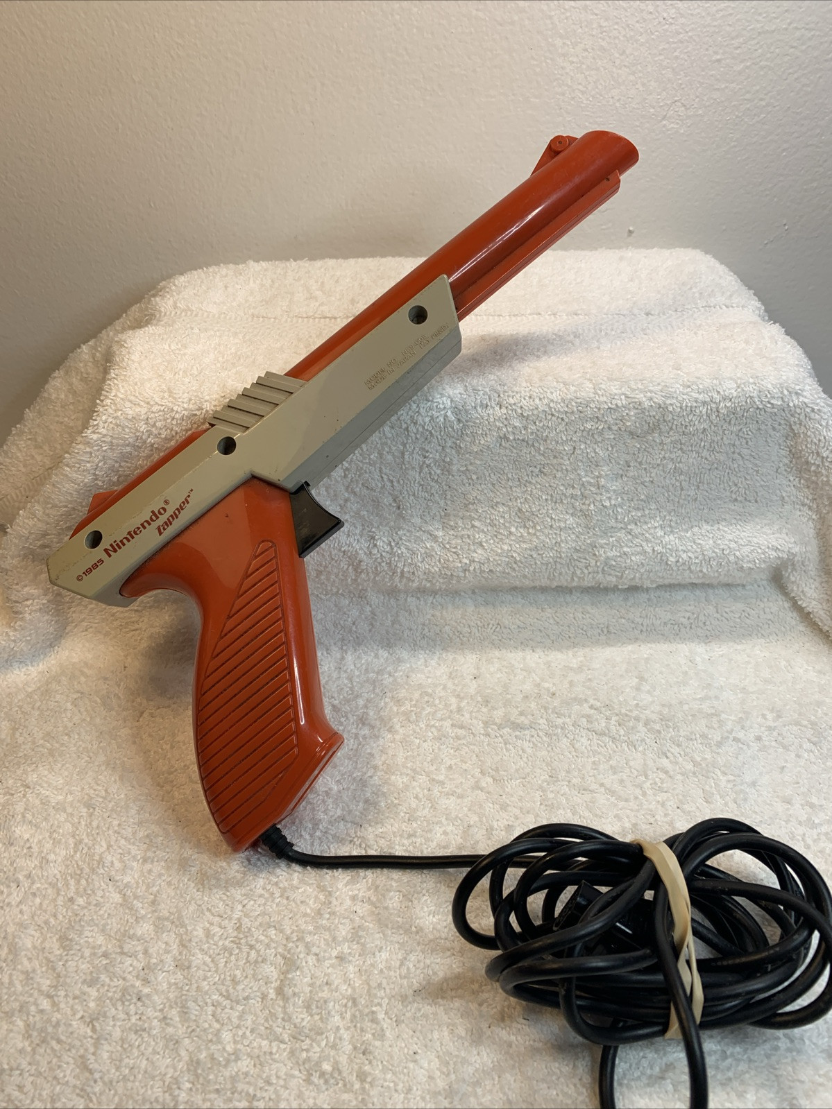 Original 1985 Orange Nintendo NES Zapper Gun NES-005 Authentic Untested
