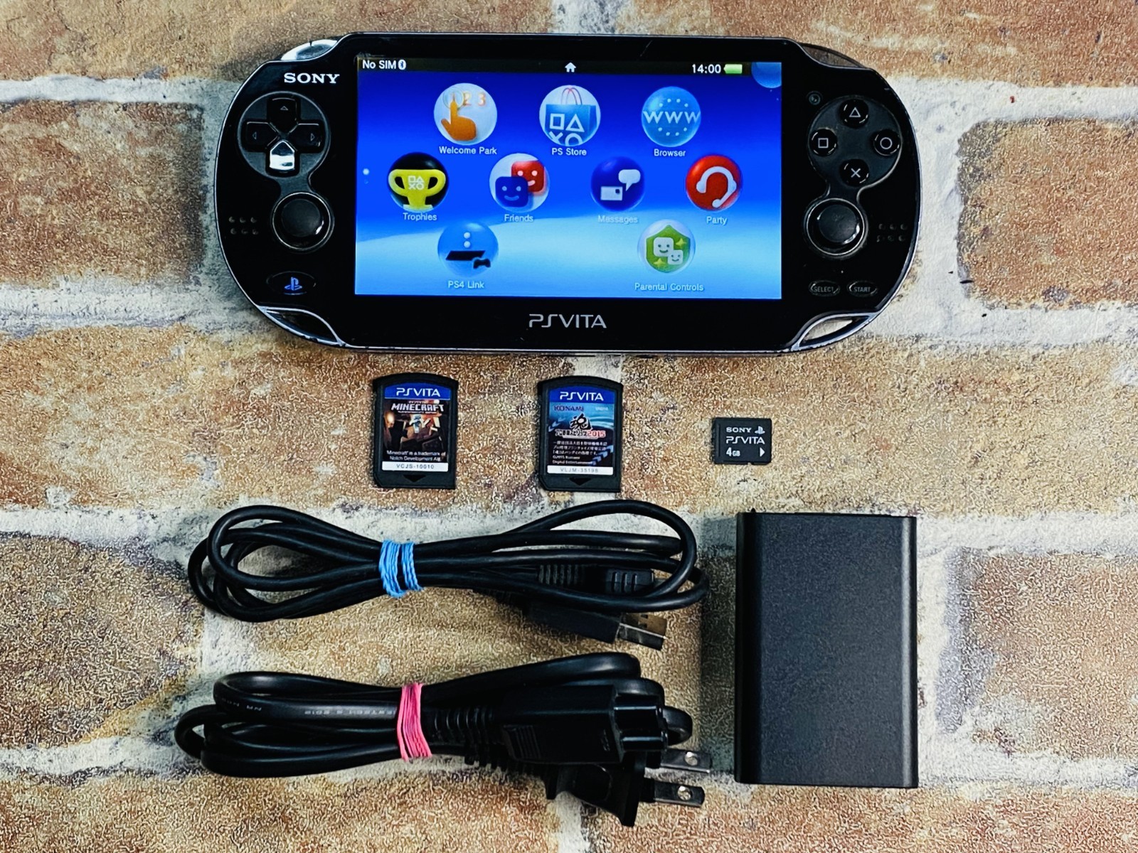 PS Vita PCH-1100 AB01 Crystal Black SONY Playstation 4GB Charger 2 Games DDP