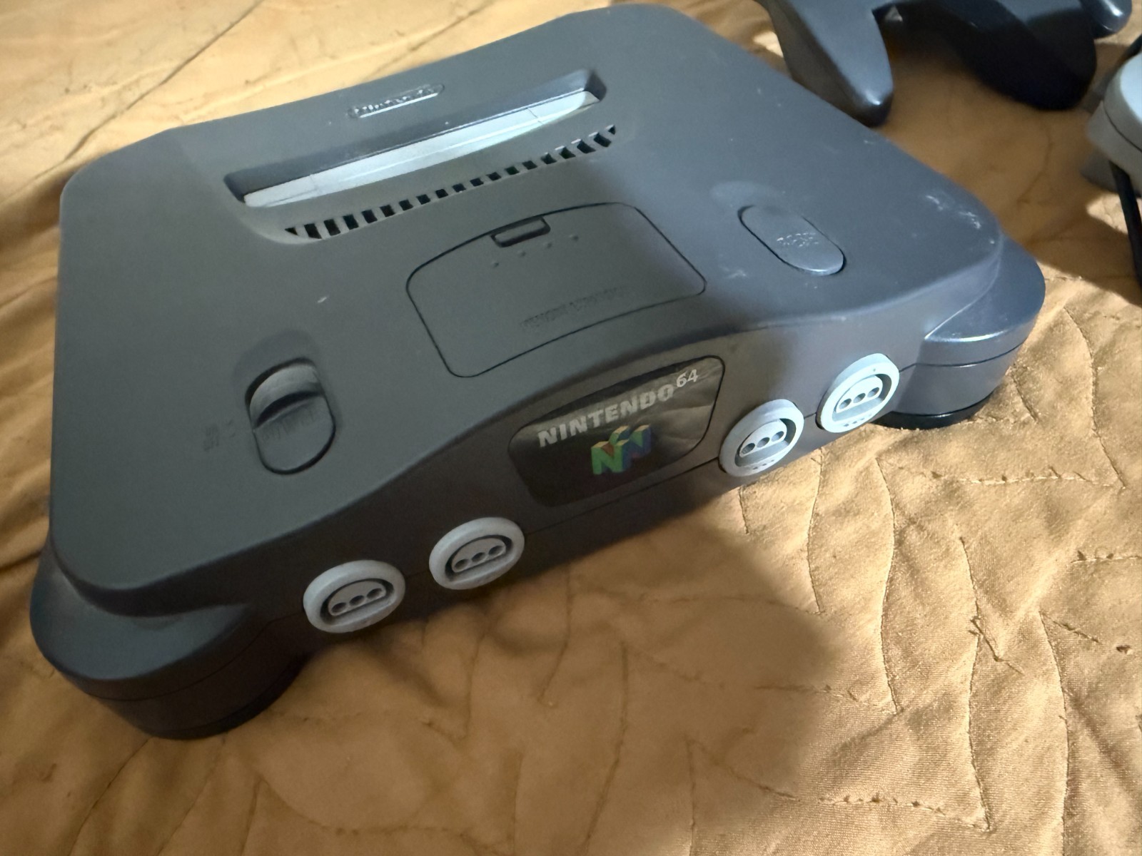 Nintendo 64 TESTED! WORKS! INCLUDES 2 OEM CONTROLLERS, MEMORY CARD AND FREE GAME