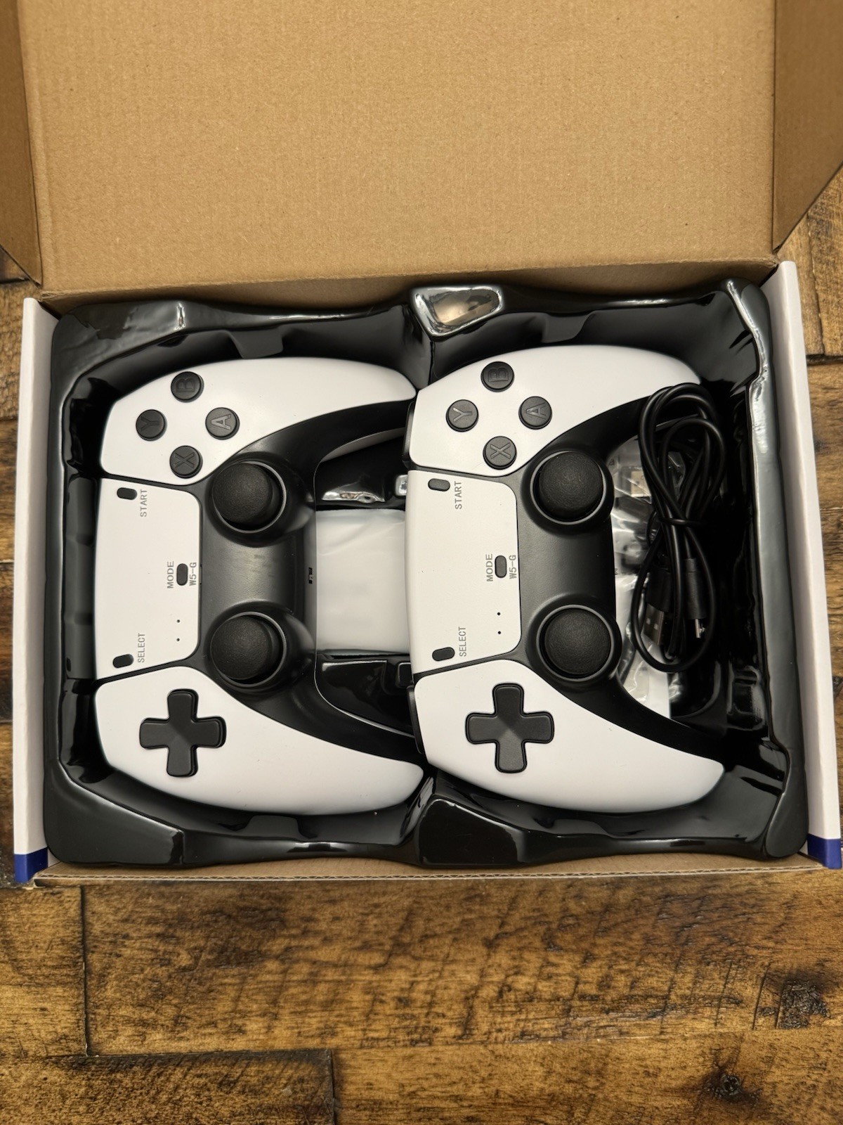 Game 2.4G Wireless HDMI Console Built-In Games w/ 2 Controllers Black/White