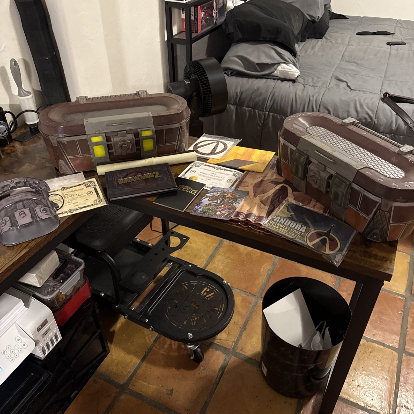 Borderlands 2 Loot Chest Collector’s Edition Diamond Plate Loot chest + extras