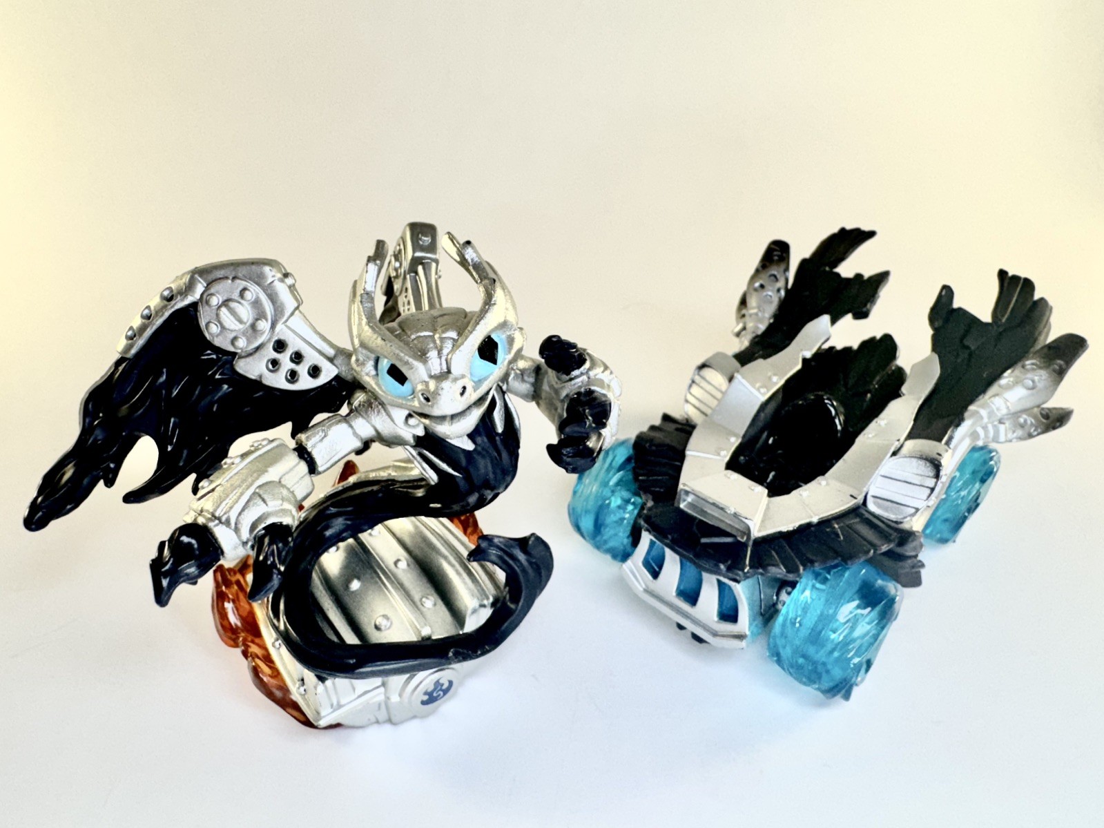 Skylanders Superchargers Dark Spitfire & Hot Streak Vehicle.