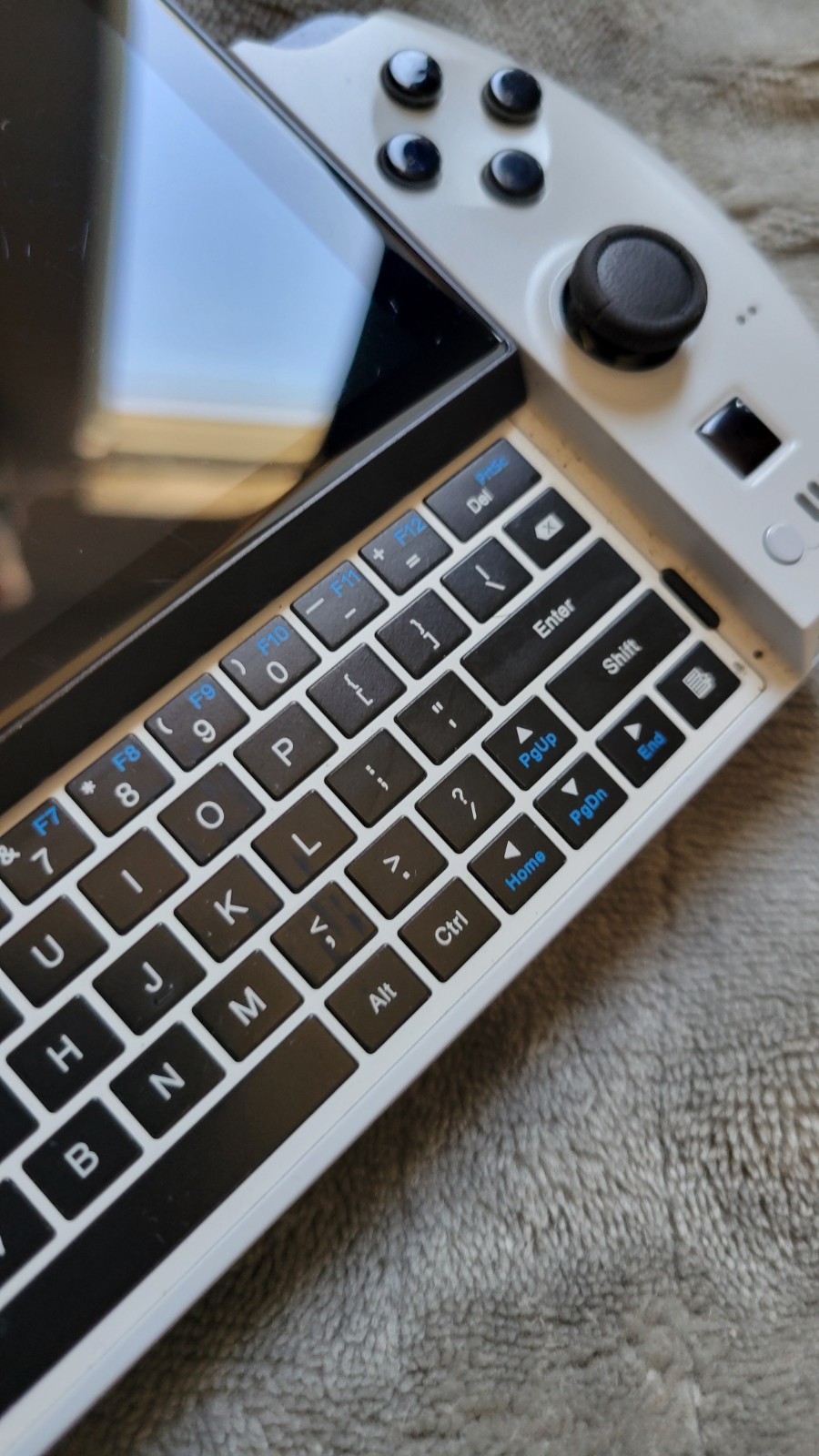 GPD Win 4 AMD Ryzen 7 6800U – 32gb RAM – 1 tb SSD