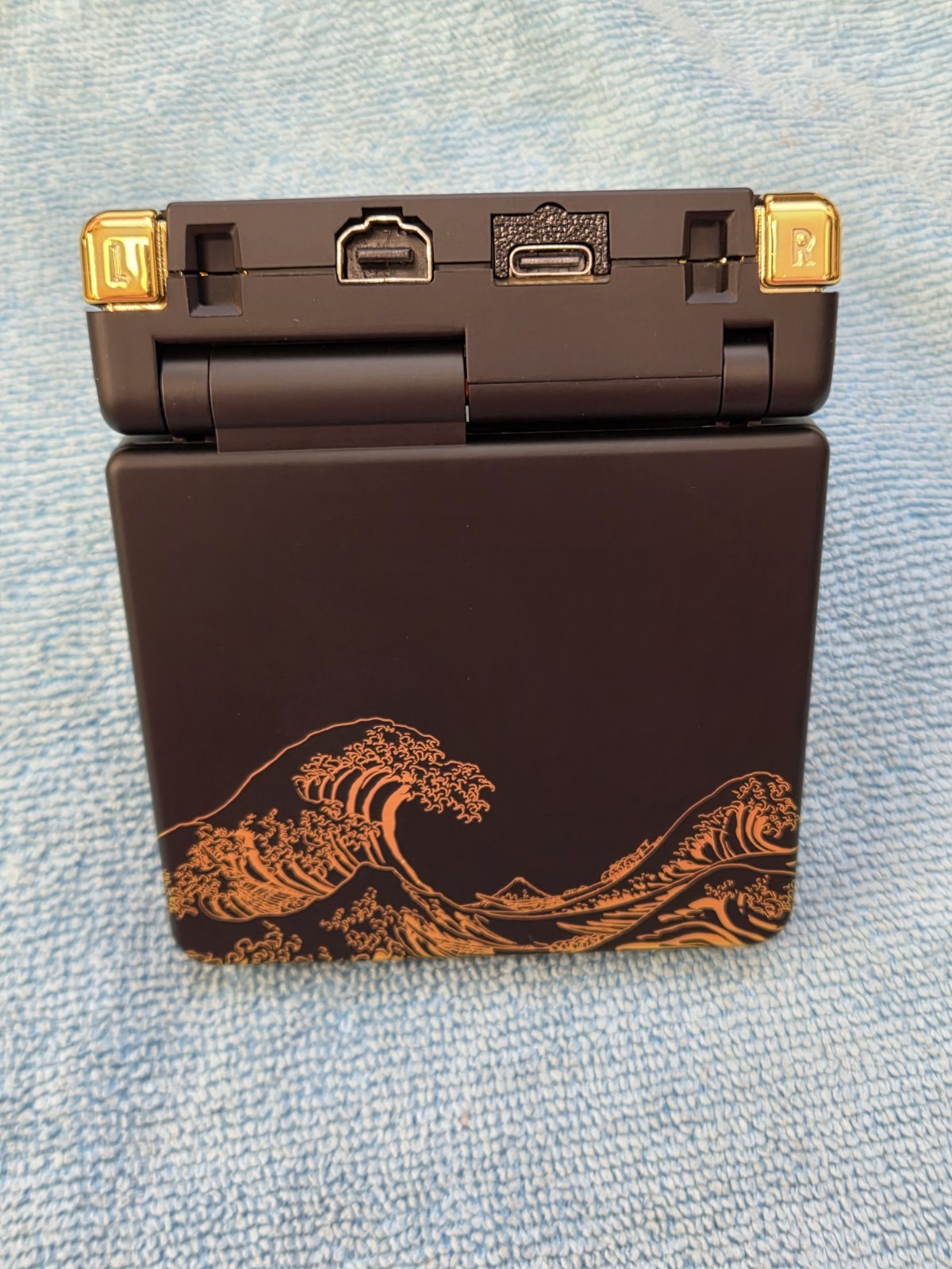 GBA SP – USB-C Charge – Hispeededido IPS – eXtremeRate “The Great Wave” Shell