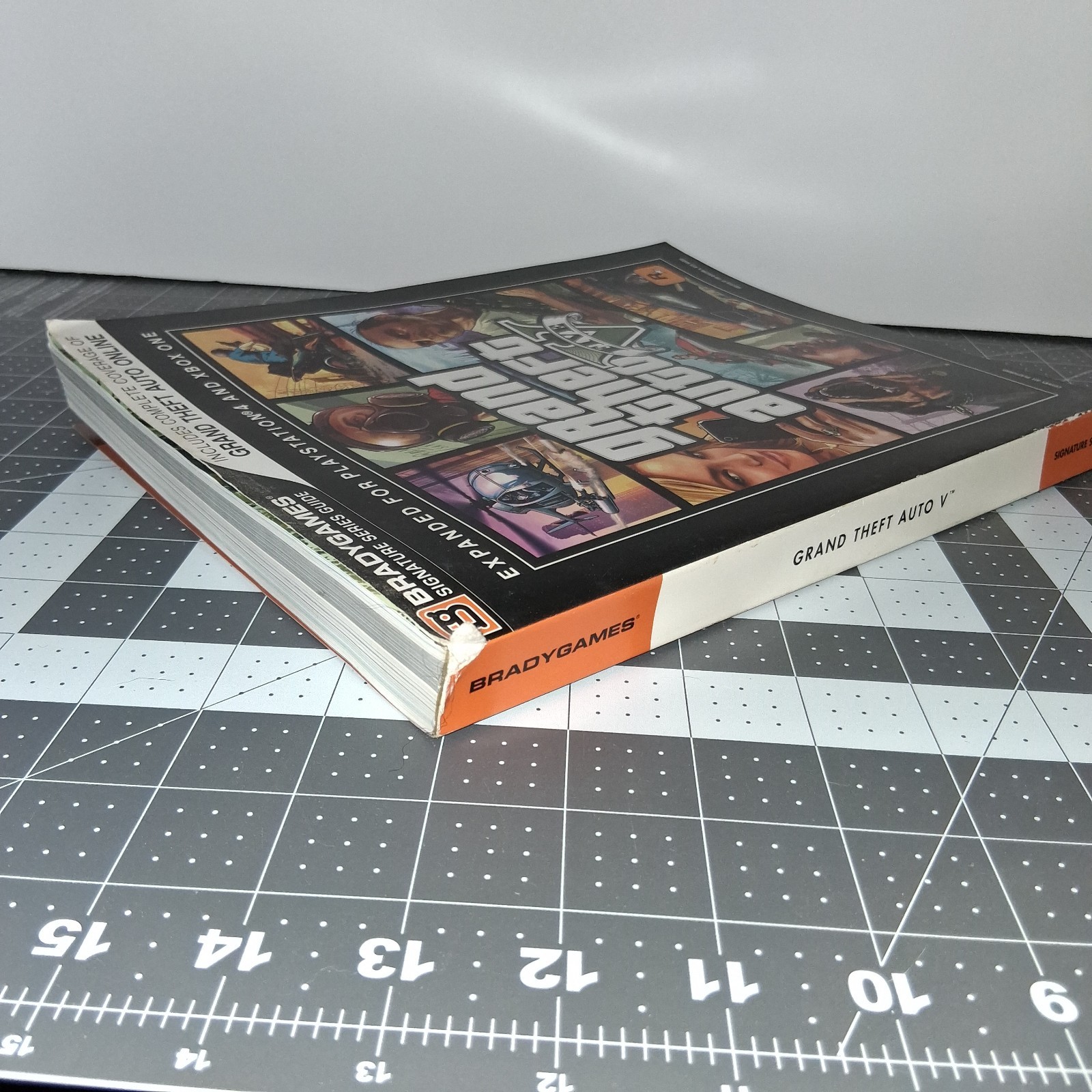 Grand Theft Auto GTA V 5 Bradygames Signature Series Guide Online PS4 XBOX ONE