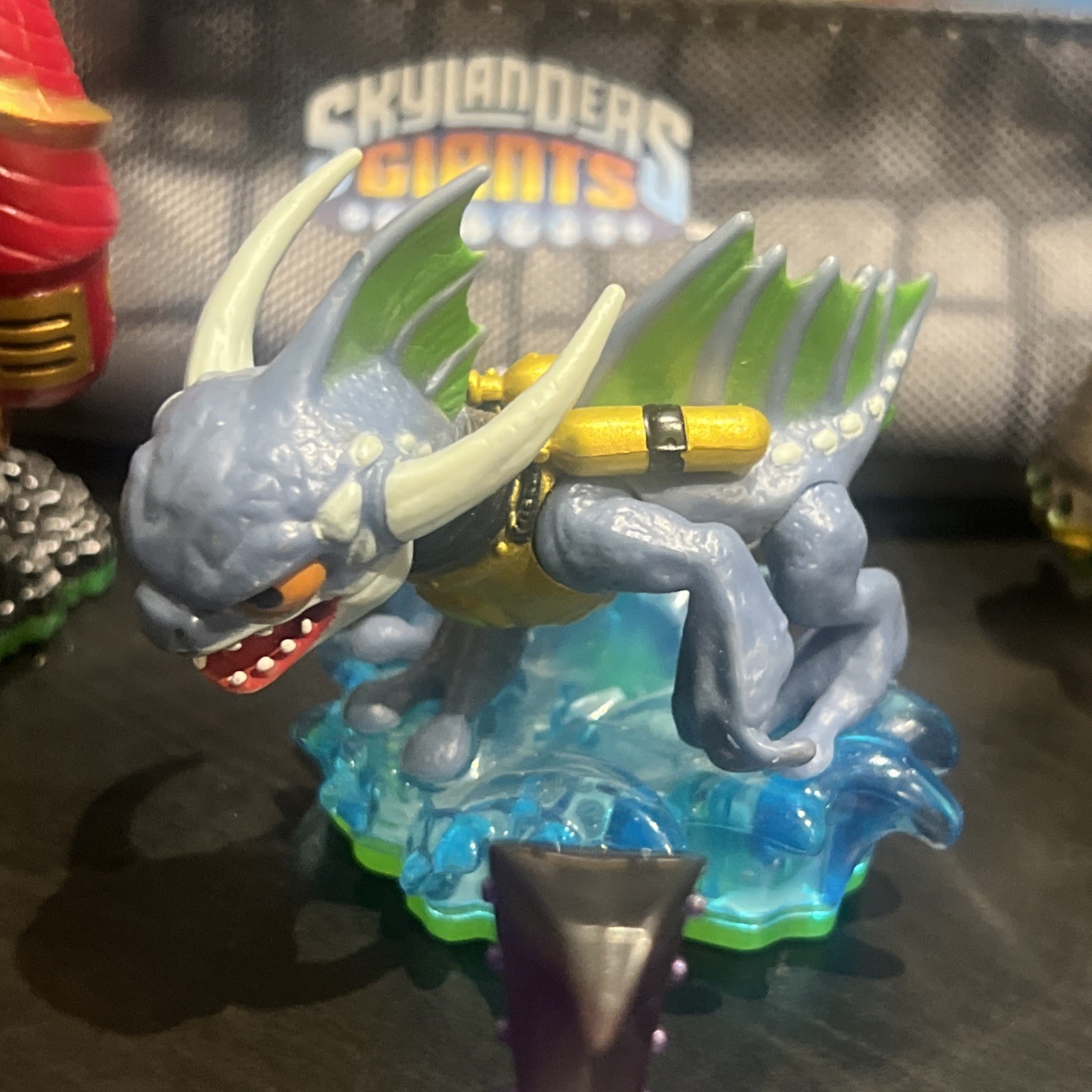 Skylanders Figures and Crystal Traps Vehicle w Skylanders Giants Carrying Bag