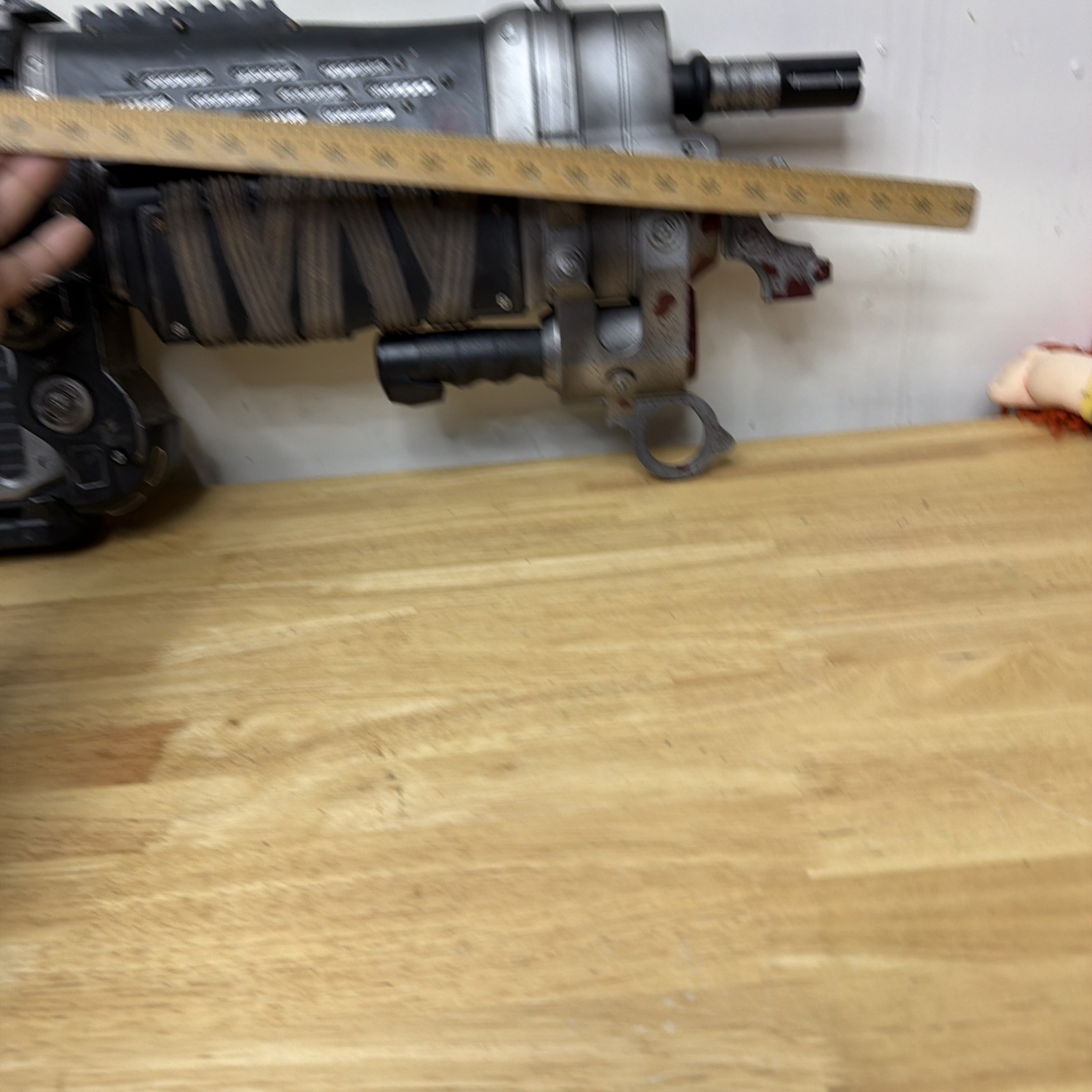 Official Gears Of War 3 Bloody Retro Lancer Neca Weapon Replica Missing Knife