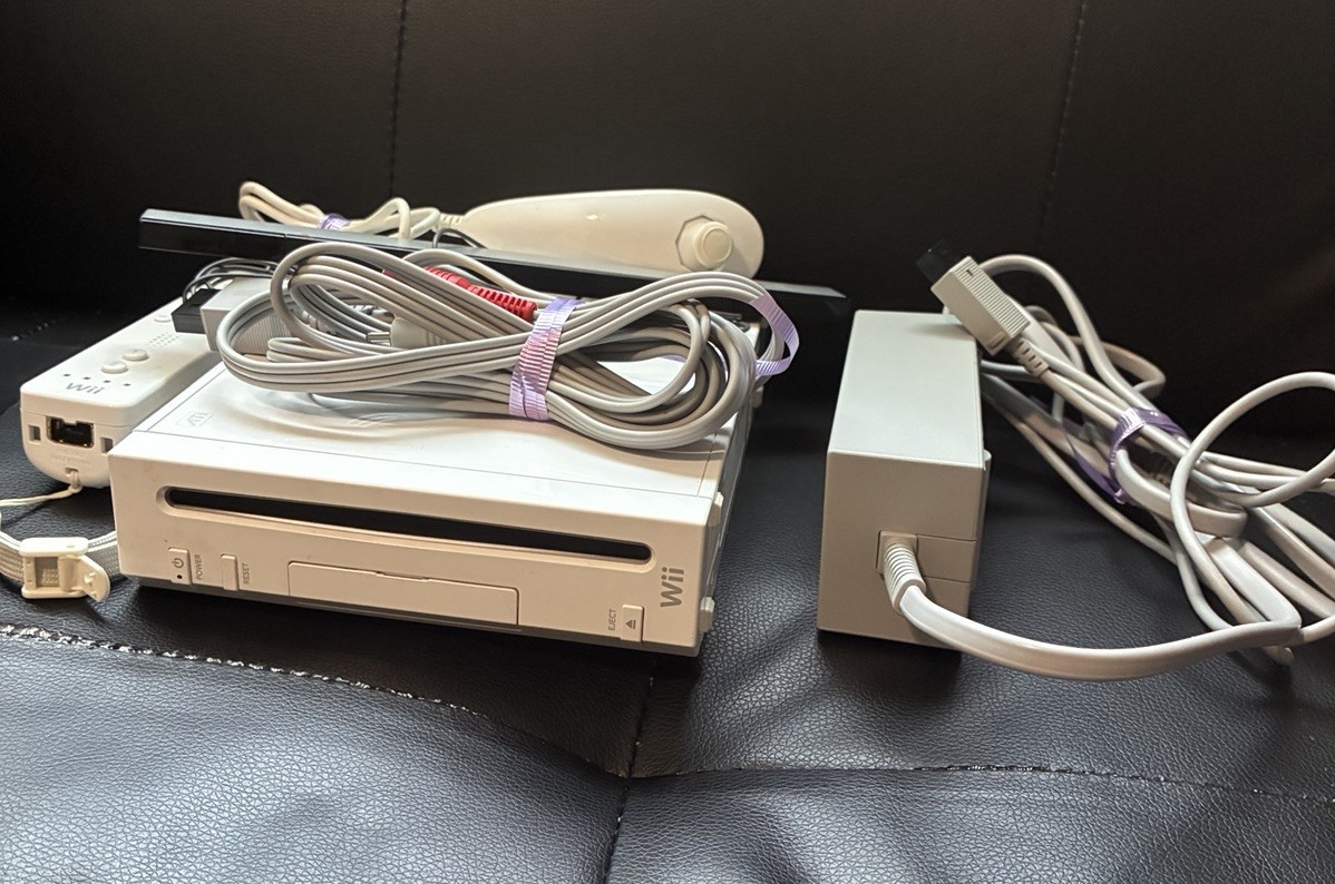 Nintendo Wii Console GameCube Compatible White RVL-001