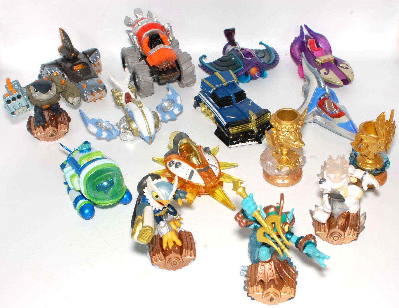 Skylanders Superchargers Lot of 9 Vehicles, 2 Racing Trophy, 4 Character Figures