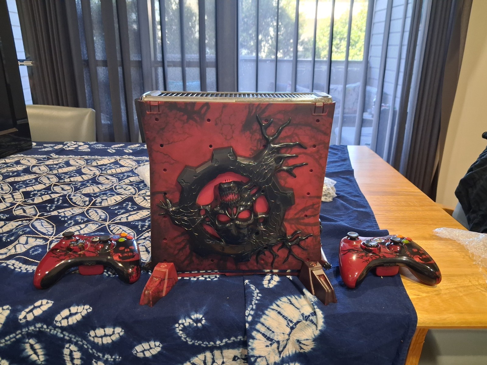 gears of war xbox 360 console+MINT CONDITION+ STAND + 117 GAMES + 2 CONTROLLERS