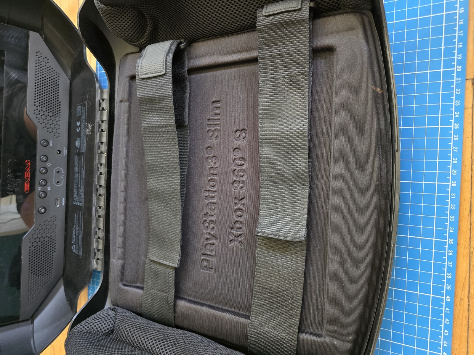 GAEMS G155 PORTABLE GAMING MONITOR TRAVEL CASE- PS3 SLIM & XBOX 360(23199-11)