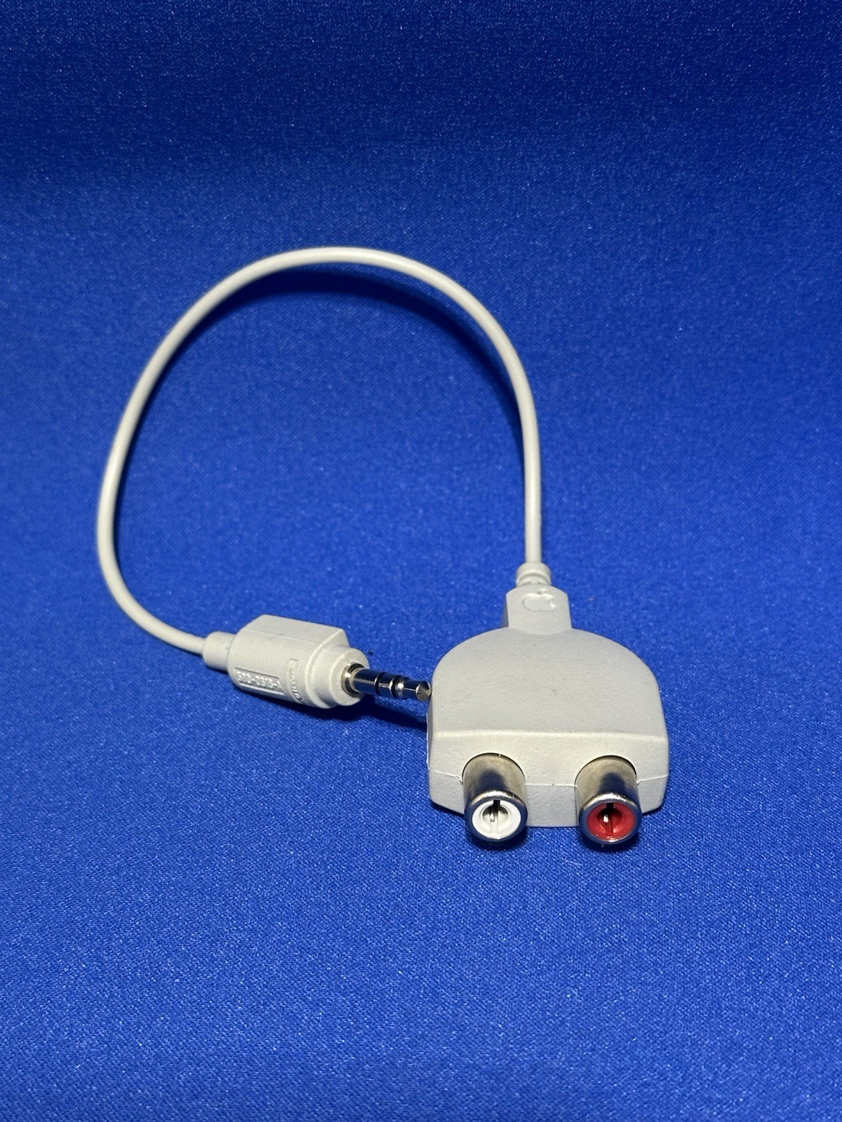 Apple White RCA Female to 3.5mm Male Audio Adapter Cable 1-4ft Wired Plastic