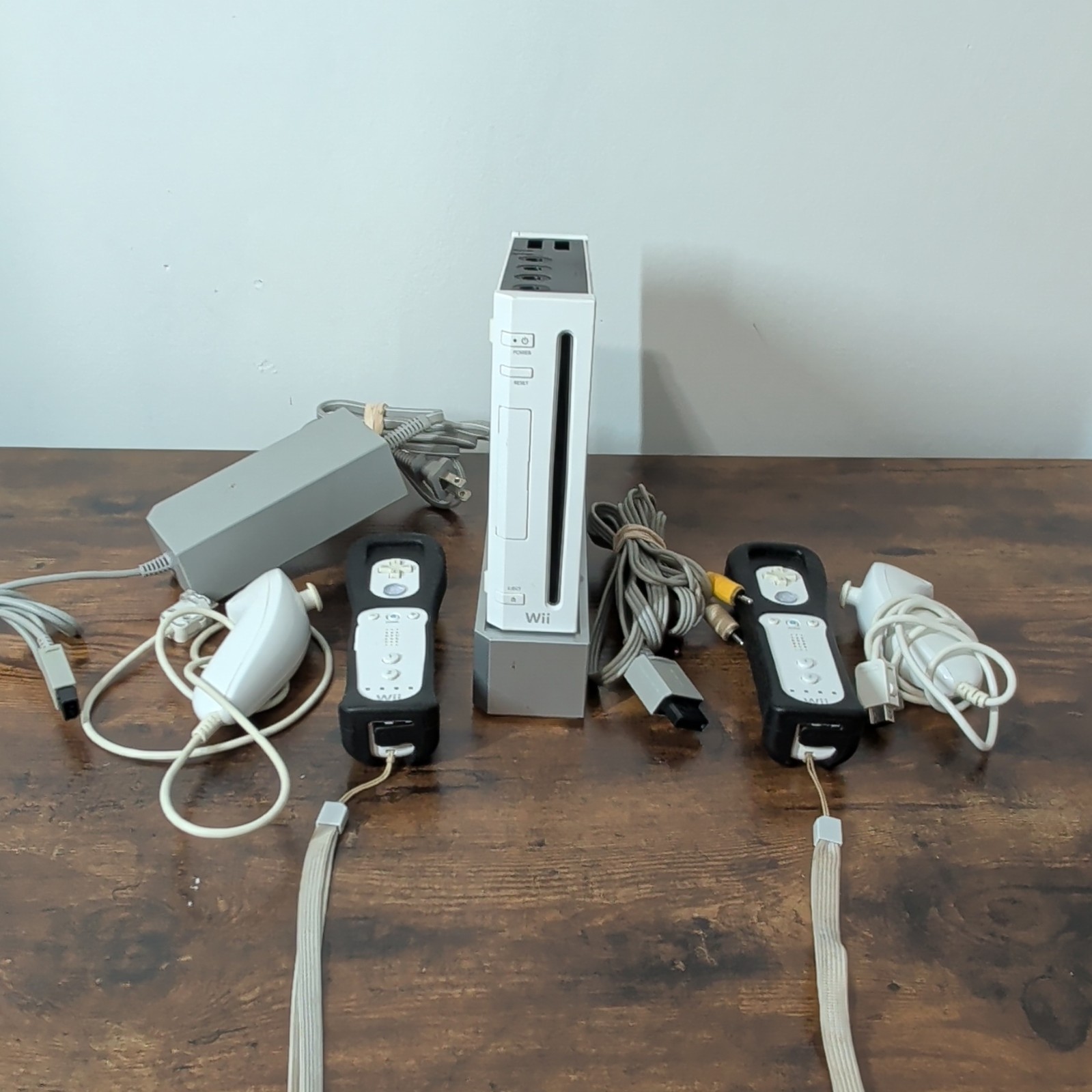 Nintendo Wii RVL-001 NTSC-U/C White Composite RCA 480p Console 2 Wii Remotes