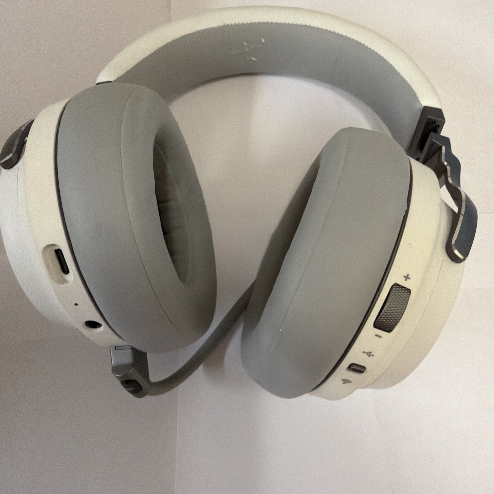 Corsair Virtuoso RGB Wireless Gaming Headset – White