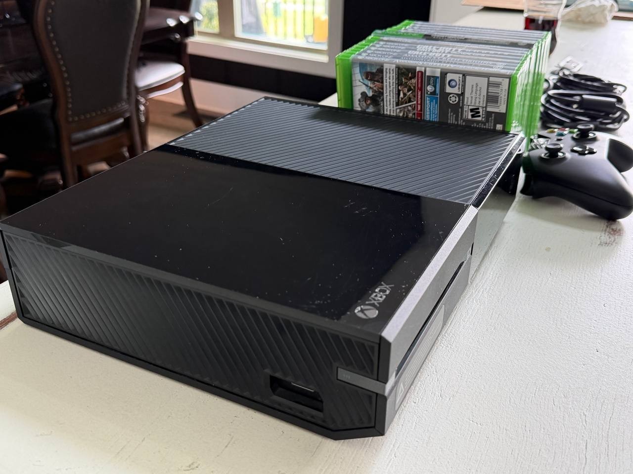 Xbox One (500 GB) with 14 games in good condition