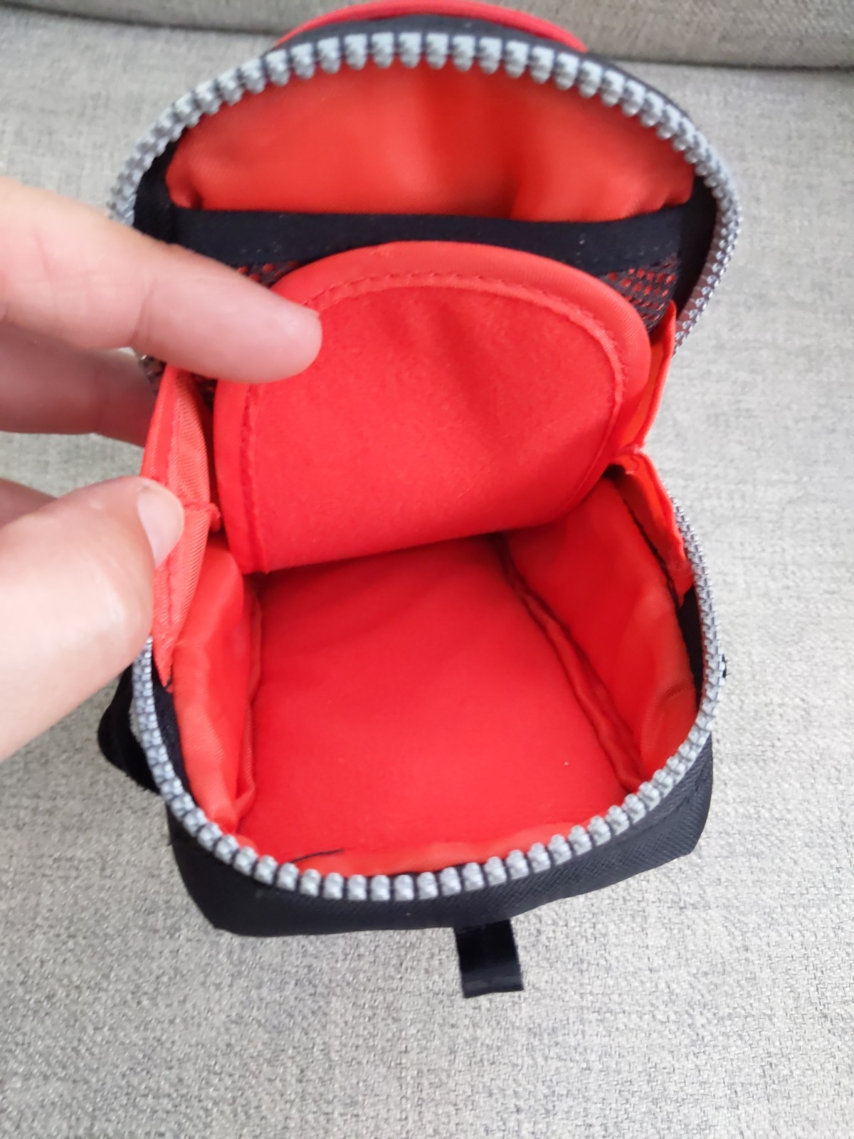 Nintendo DS Black and Red Soft Sided Zippered Carrying Case Pouch 7″ X 4.5″