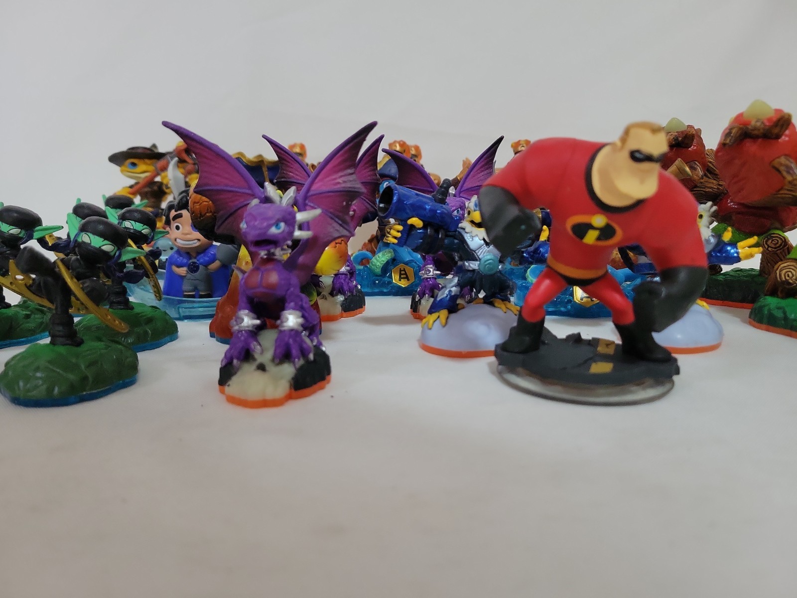 Activision Skylanders – Bulk Lot of 30 + Figures