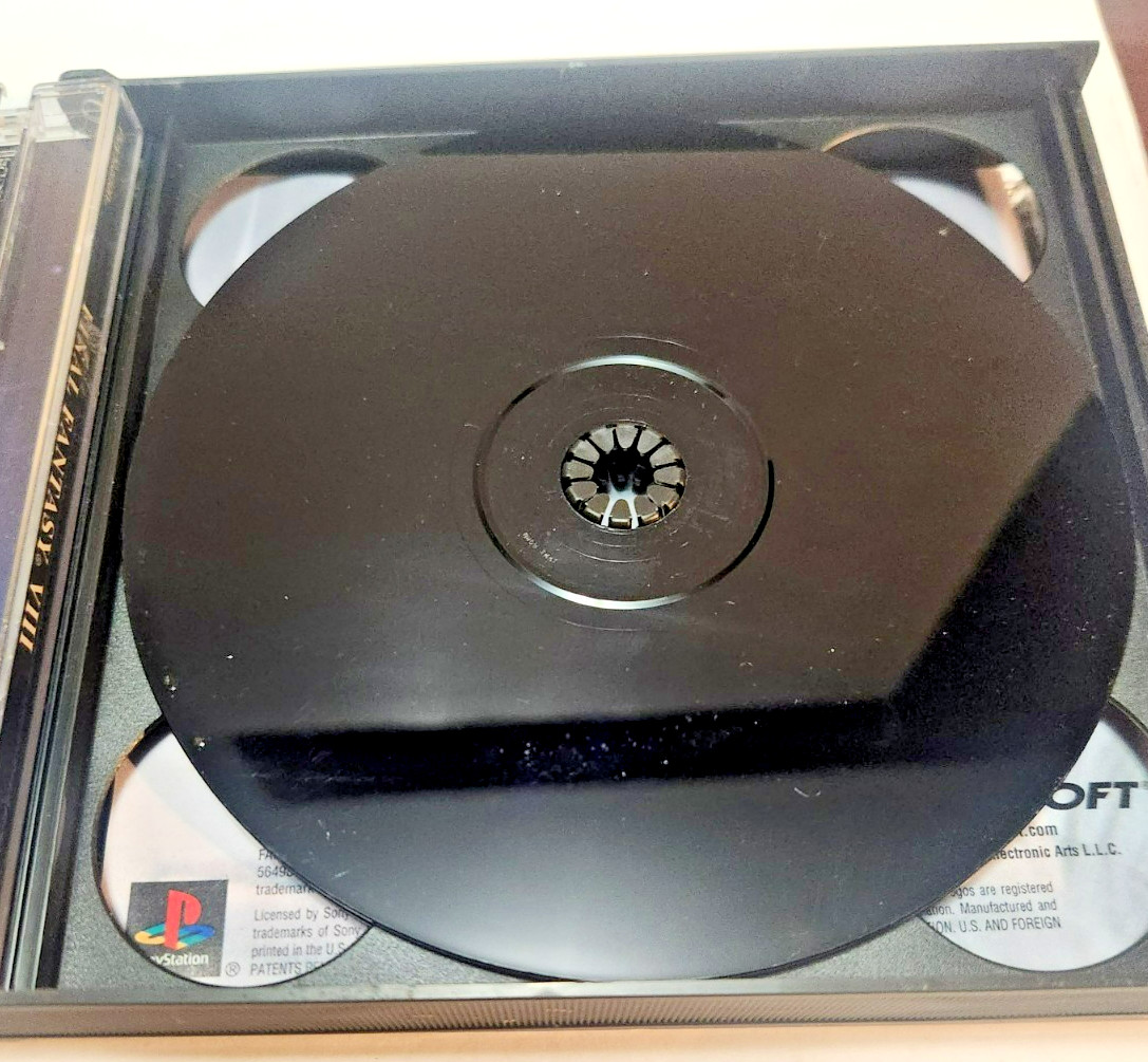 Final Fantasy VIII Playstation 1 Game Case 2 Manuals and 4 Discs