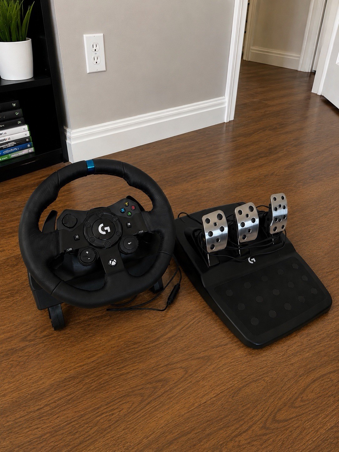 Logitech G923 Racing Wheel & Pedals for Xbox/PC Black/Blue