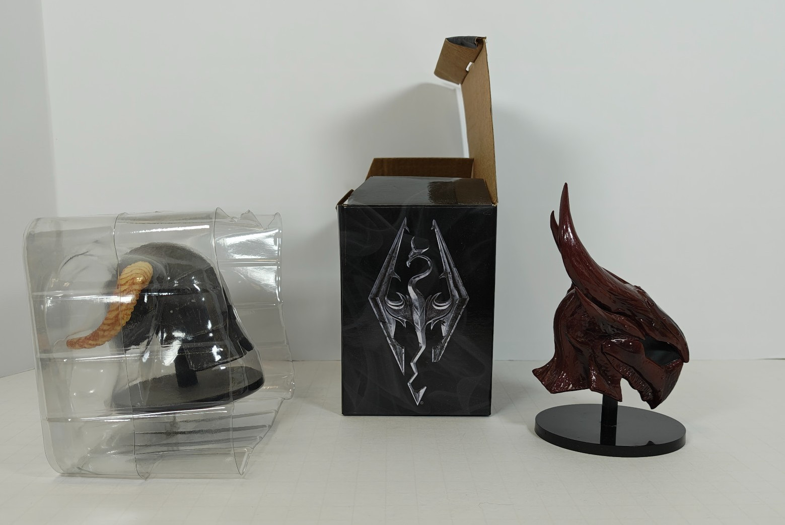 Lootcrate Replica Skyrim Decor Helmets Dovakhiin and Daedrik