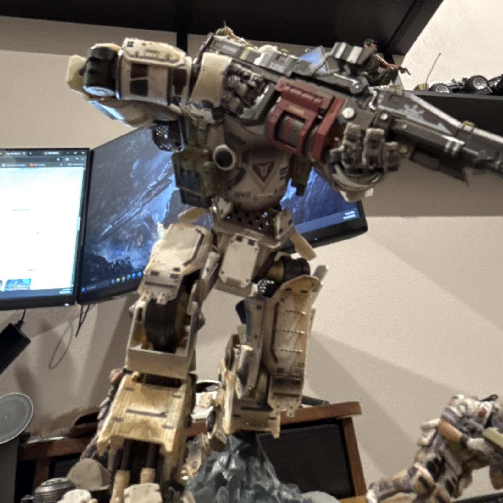 Titanfall 2 Collectible Mech Statue/Figure w/ Pilot & “TITANFALL 2” Bracelet