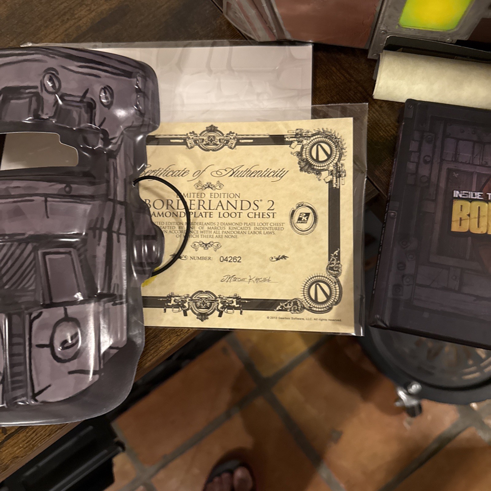 Borderlands 2 Loot Chest Collector’s Edition Diamond Plate Loot chest + extras