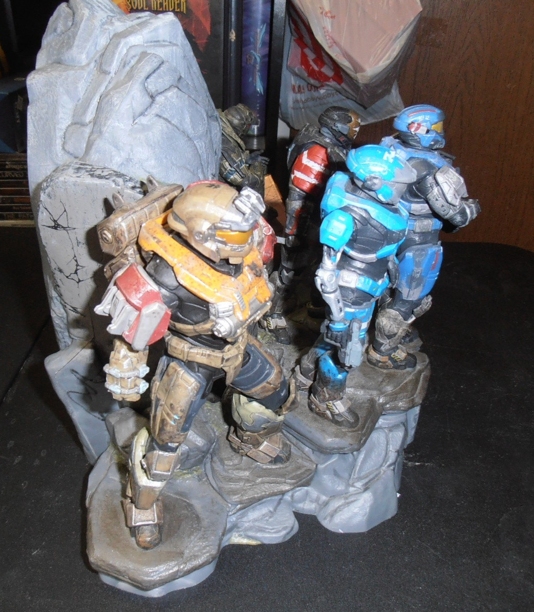 Halo Reach Legendary Edition (Microsoft Xbox 360) Missing some items.
