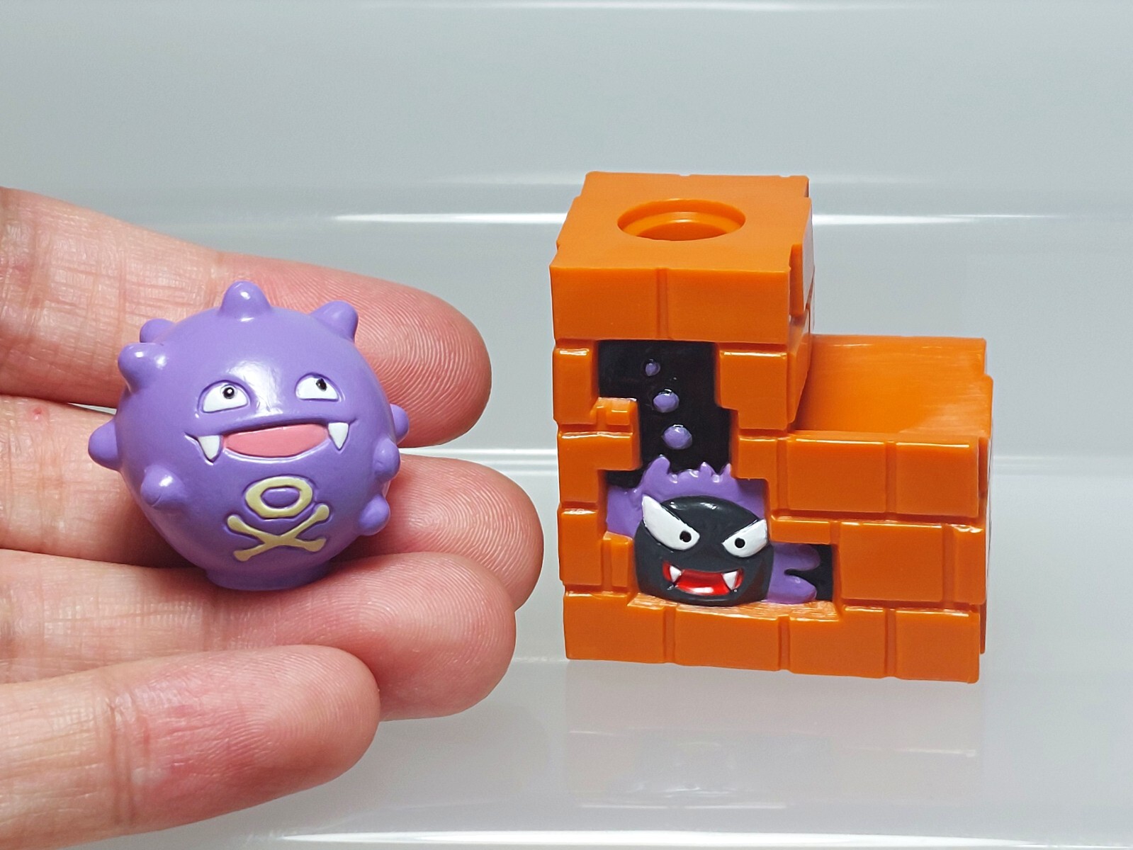 Koffing Gastly Pokemon Pencil Stand Figure Diorama Banpresto 1999 Japan 2.4in