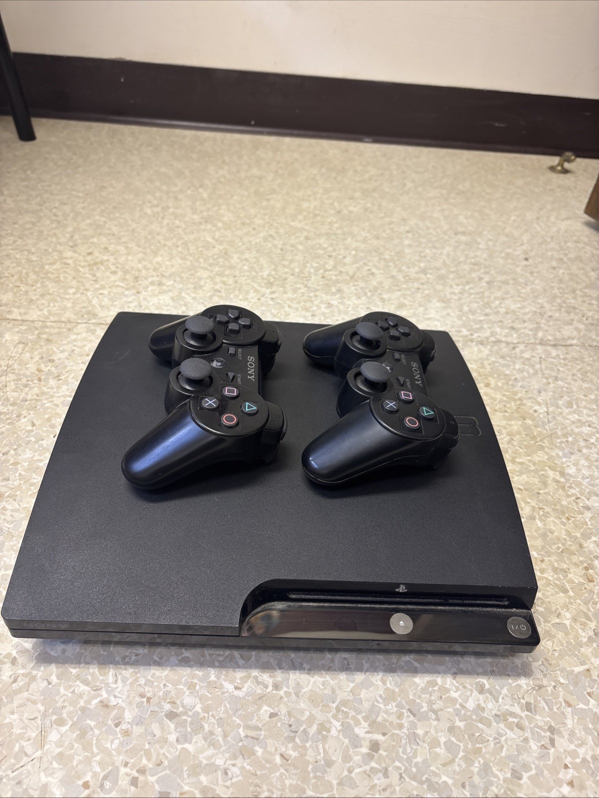 PlayStation 3 Slim CECH-2001A – 250GB – Excellent Condition + 2 CONTROLLERS