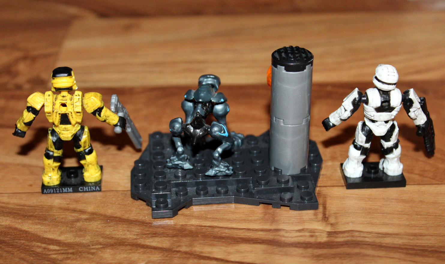 Mega Bloks Mega Construx Halo Figure Set Master Chief Spartan Green White Yellow