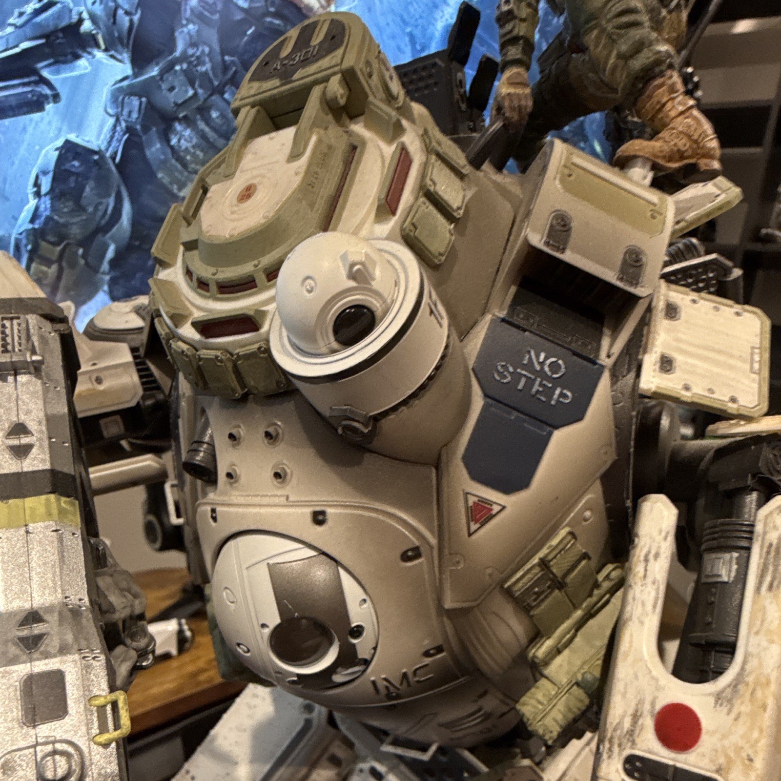 Titanfall 2 Collectible Mech Statue/Figure w/ Pilot & “TITANFALL 2” Bracelet