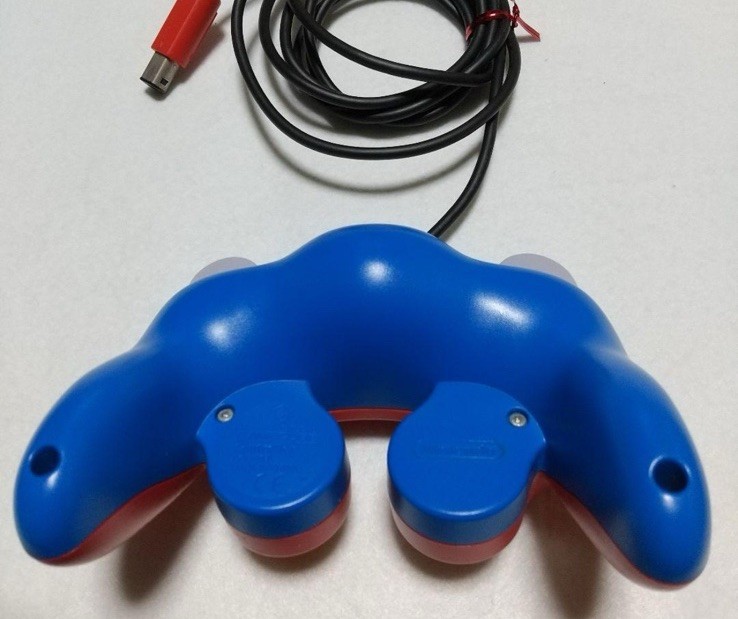 Club Nintendo Gamecube Mario controller w/box From Japan