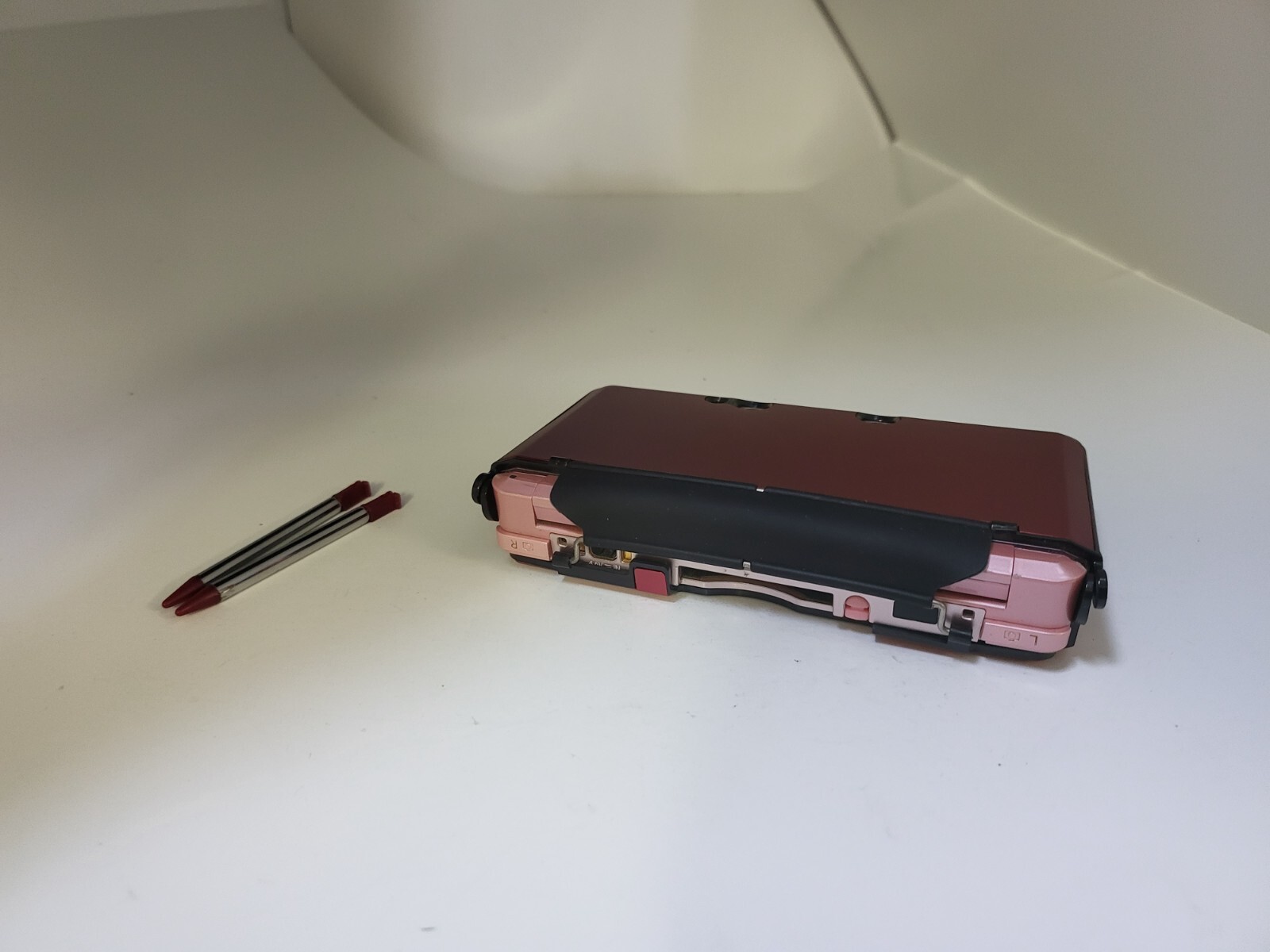NEW RED Aluminum case W/2 Retractable Stylus Pens for the OLD Nintendo 3DS