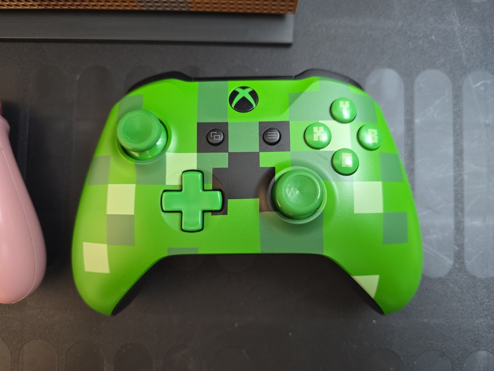 Microsoft Xbox One S Minecraft Edition 1TB + Creeper & Pig Controller – Tested