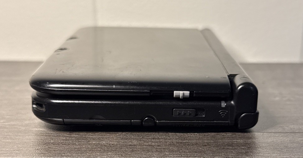 Nintendo 3DS XL Clean Black w/ Stylus And Charger Great Shape Tested
