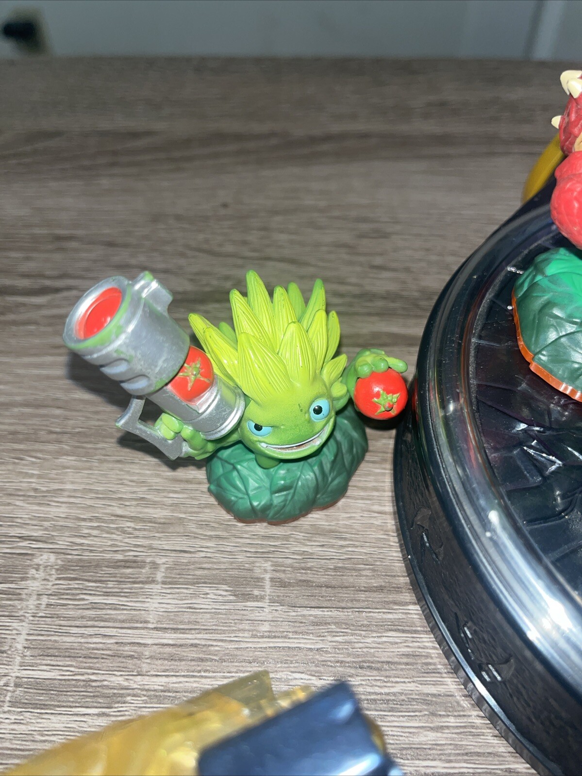 Skylanders 87131790 Mobile Wireless Portal -No controller- Lot Figures Trap Team