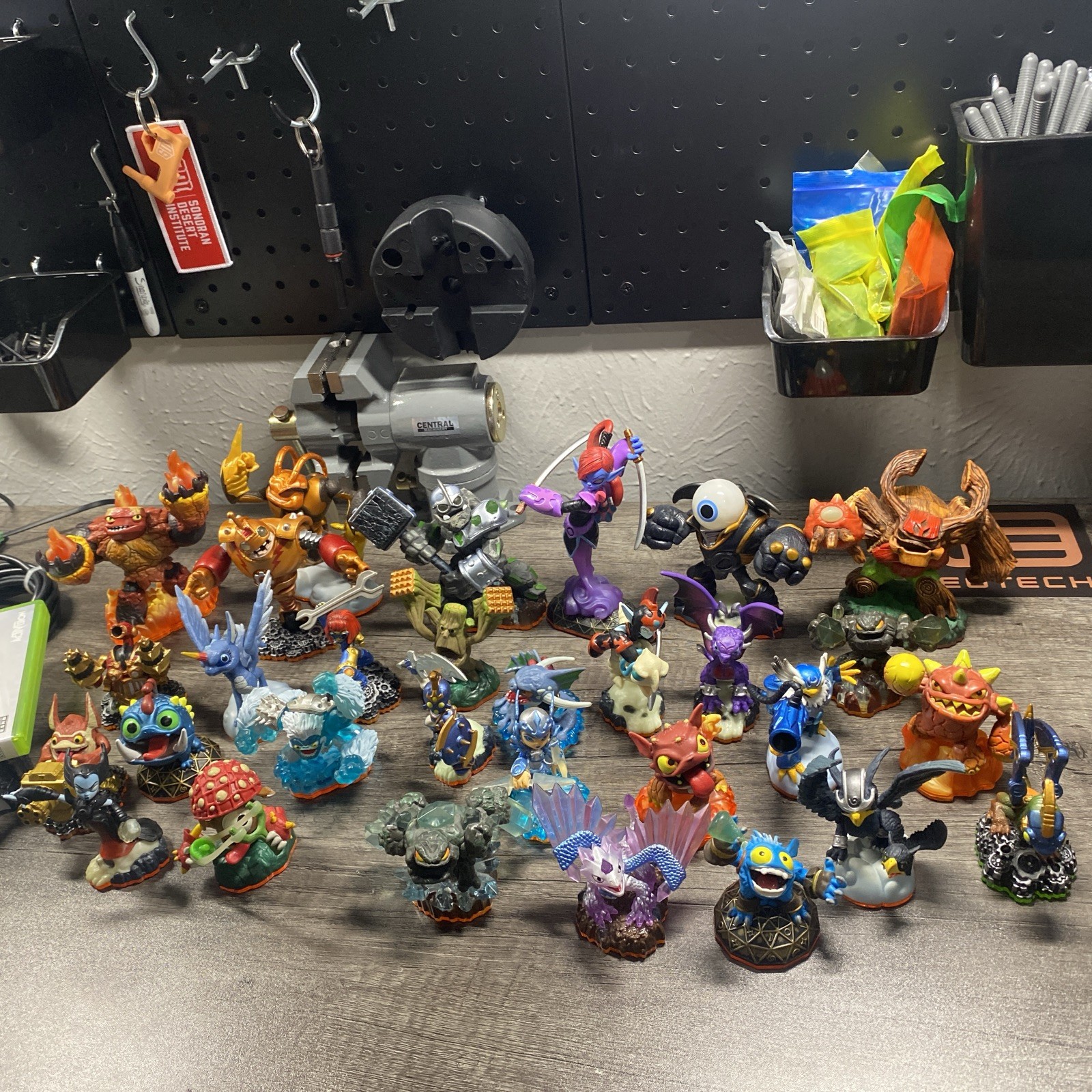 Skylanders Giants Lot Of 30 Figures With Portal And Game Xbox 360 Tested Spyro