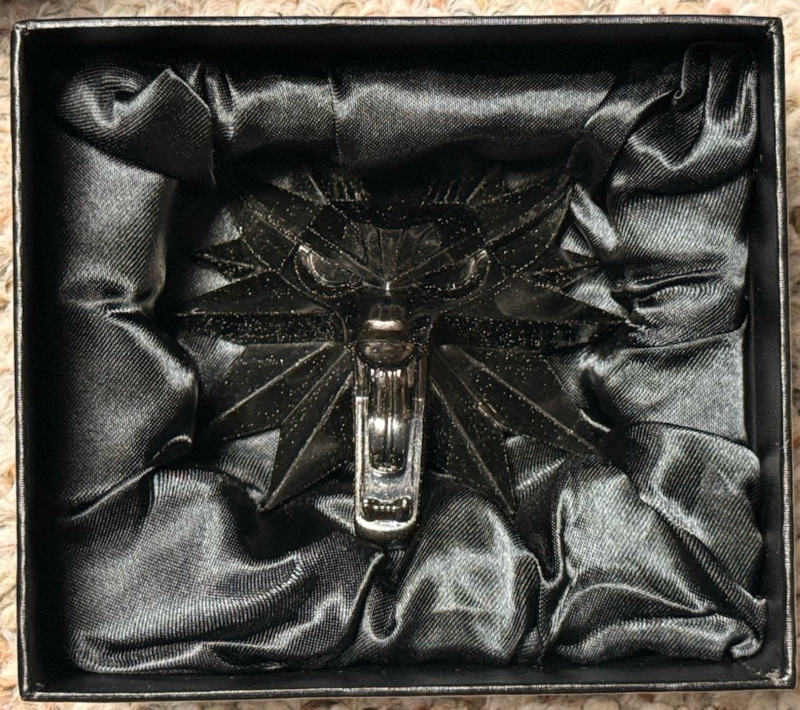 The Witcher 3 Wild Hunt Wolf Medallion Metal Paperweight Dark Horse Deluxe w Box