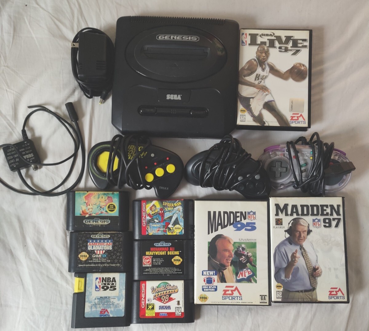 Sega MK-1631 Genesis 1 Console System with 9 Games 3 controlers Damage input out