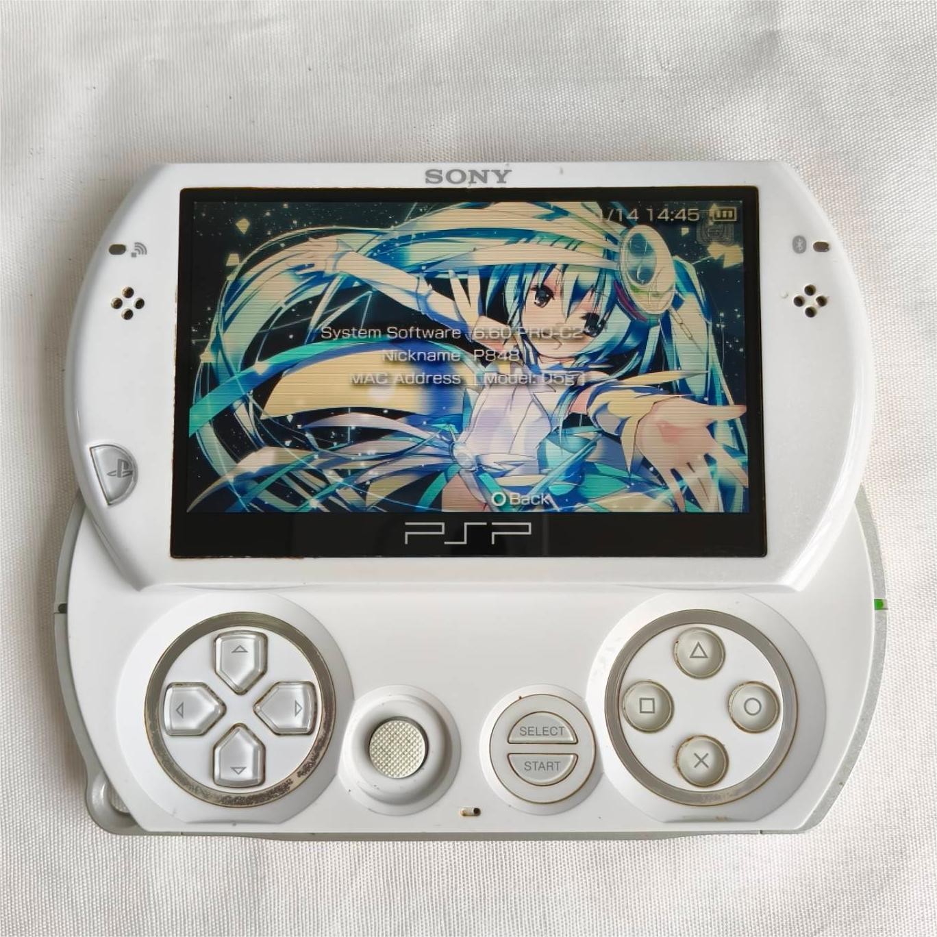 Sony PSP GO console White with Charger PSP-N1001 with bag