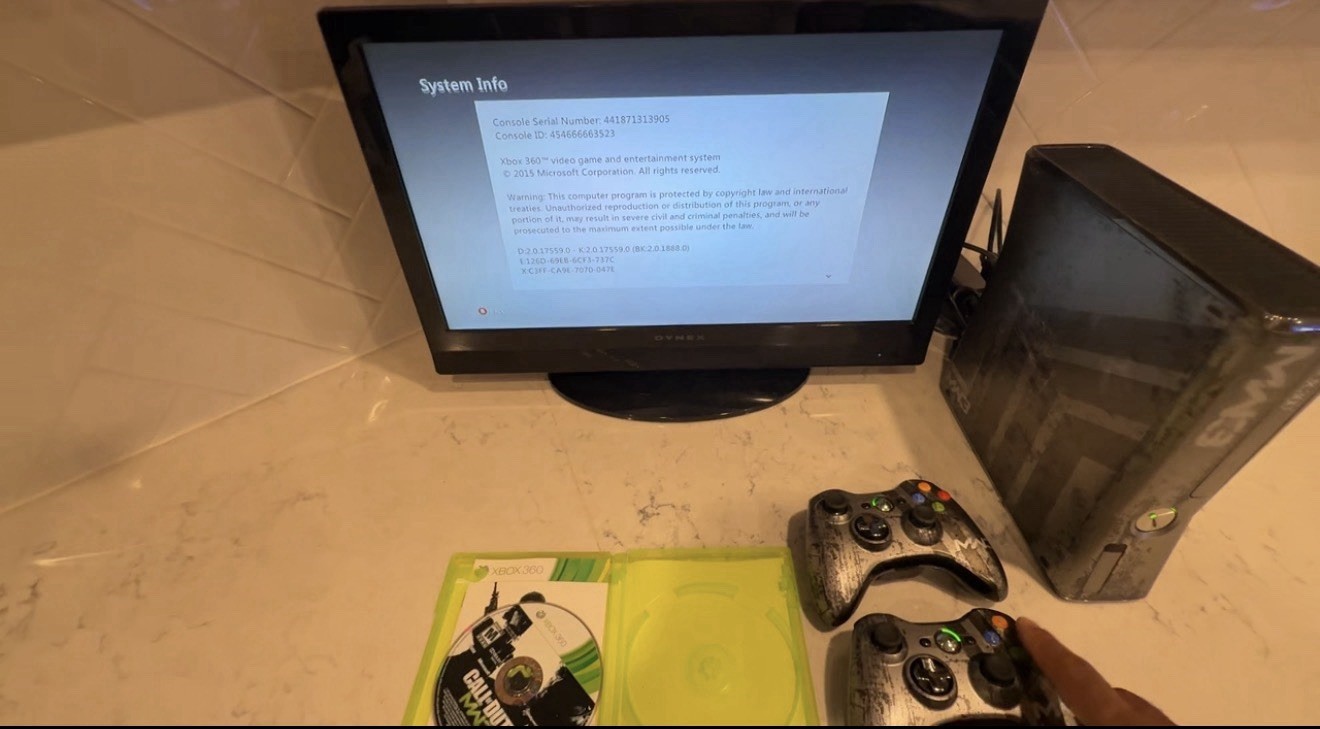 Xbox 360 Slim 320GB Call of Duty:Modern Warfare 3 MW3 Console+ 2 MW3 Controllers