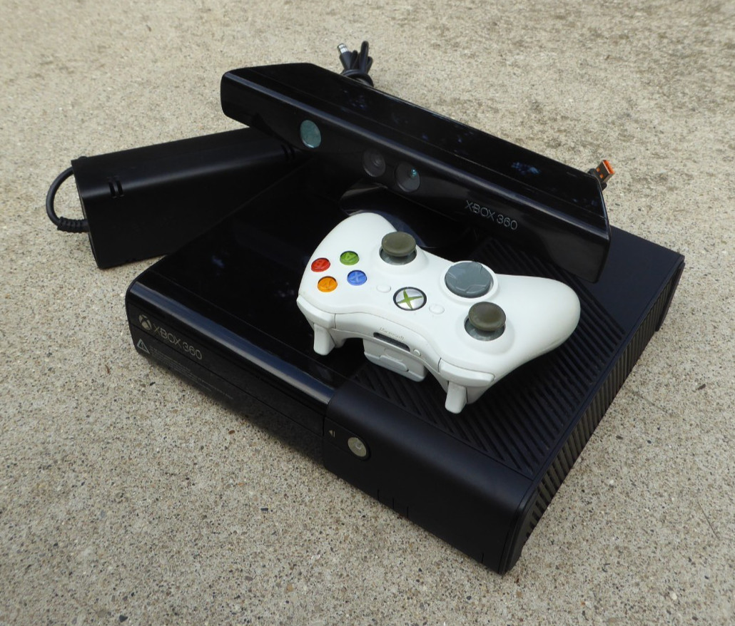 Bundle Microsoft Xbox 360 E 250GB console With, Kinect, Controller Tested