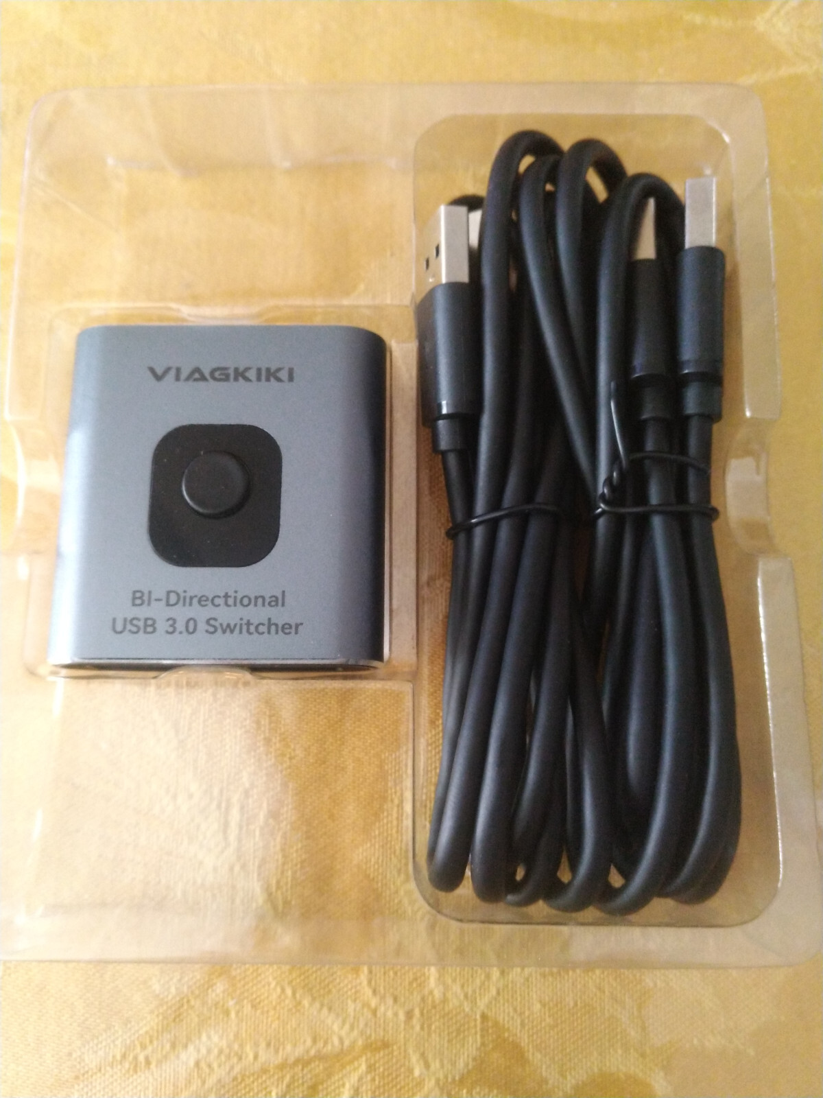 Viagkiki Bi-Directional USB 3.0 Plug and Play 5Gbps Switcher 2 Computers Share 1
