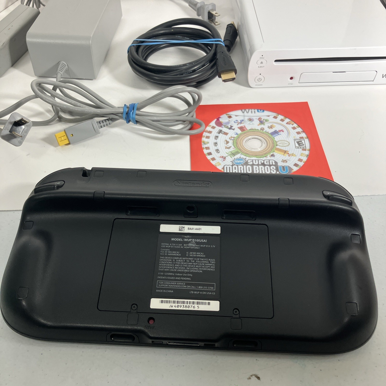 Nintendo Wii U 8GB WUP-001 Console Gamepad Power Cables Sensor Bar Game