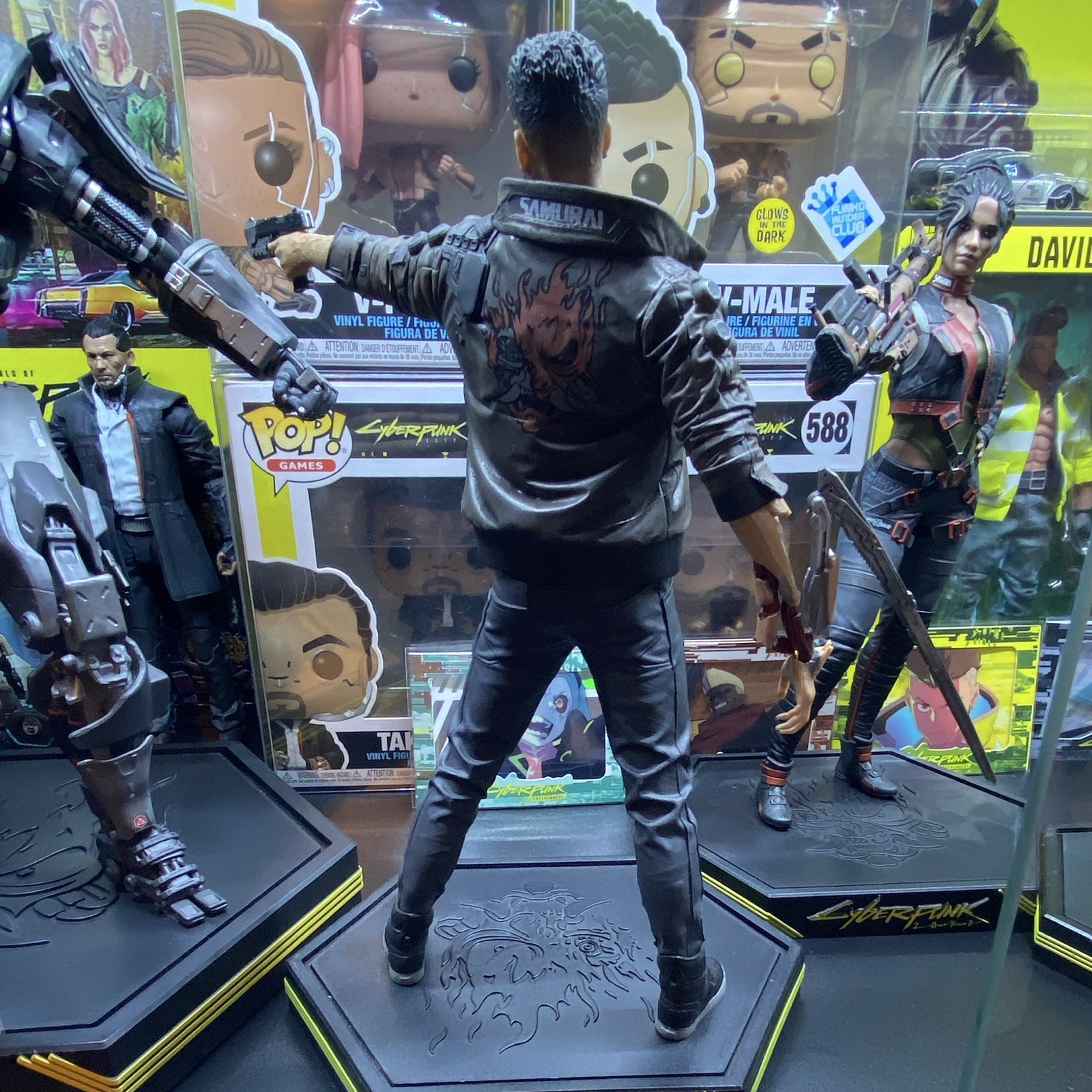 Cyberpunk 2077 V Statue dark horse w/ Display Base and box