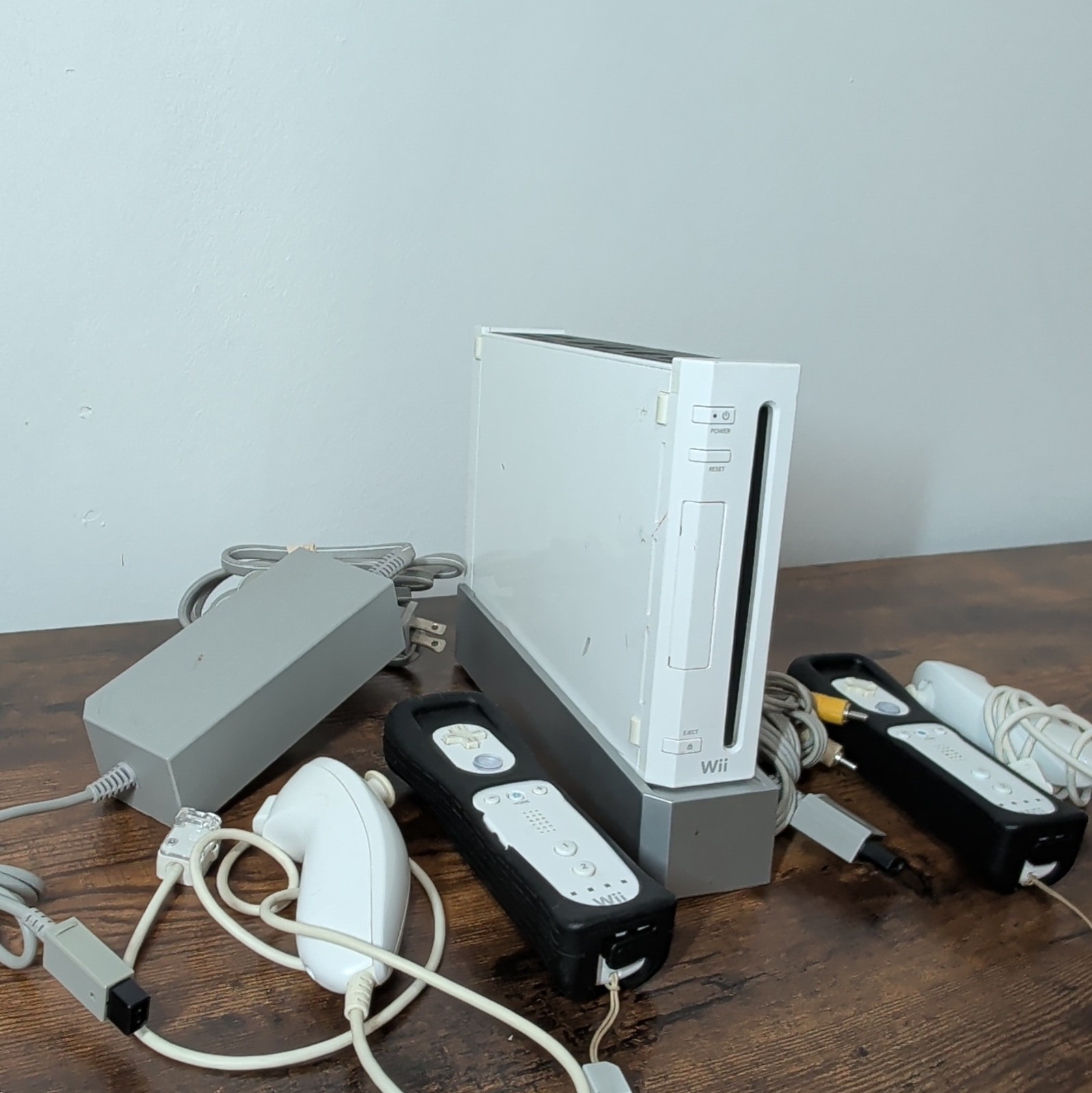 Nintendo Wii RVL-001 NTSC-U/C White Composite RCA 480p Console 2 Wii Remotes